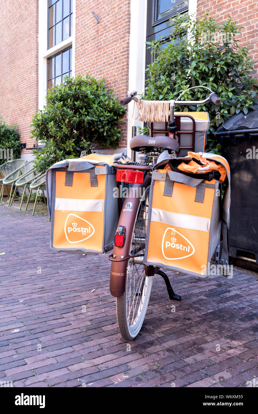 PostNL Fahrrad. PostNL ist ein Brief-, Paket- und e-commerce Corporation mit Niederlassungen in den Niederlanden, Deutschland, Italien, Belgien und die U Stockfoto