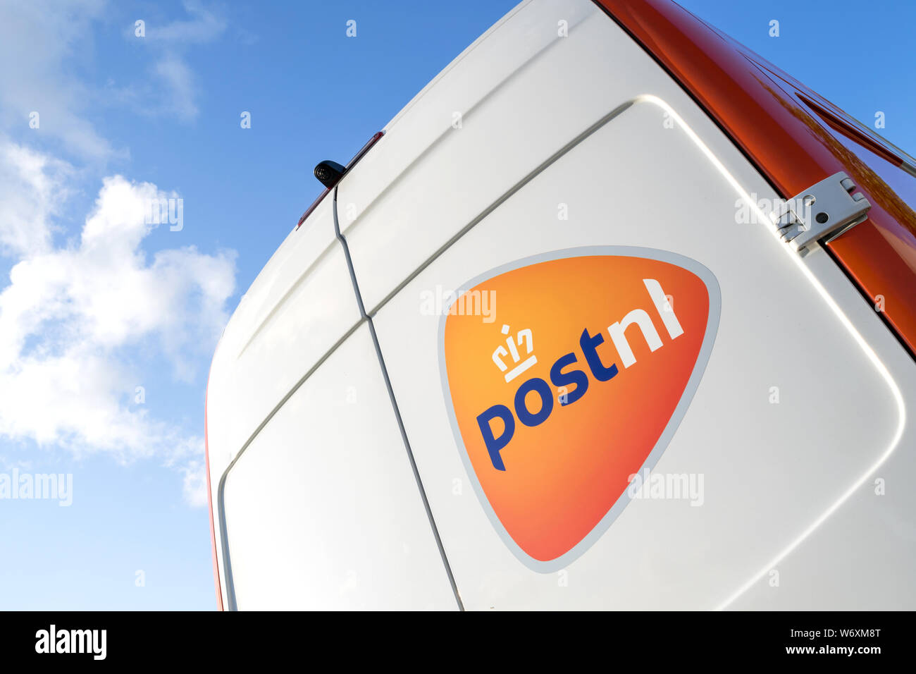 PostNL Lieferwagen. PostNL ist ein Brief-, Paket- und e-commerce Corporation mit Niederlassungen in den Niederlanden, Deutschland, Italien, Belgien und dem Vereinigten Königreich. Stockfoto