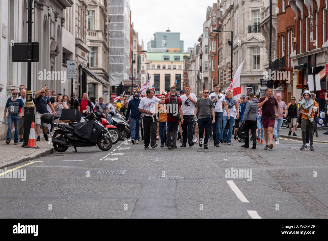 Eine Rallye findet in London aus Protest gegen die Inhaftierung von Stephen Yaxley-Lennon, die unter dem Namen Tommy Robinson, und verbüßt eine Haftstrafe im Belmarsh Prison in wegen Missachtung des Gerichts gefunden. Stockfoto