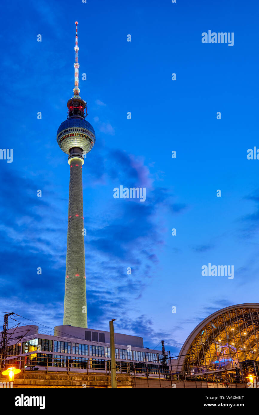 Den berühmten Berliner Fernsehturm und dem Bahnhof am Alexanderplatz in der Nacht Stockfoto