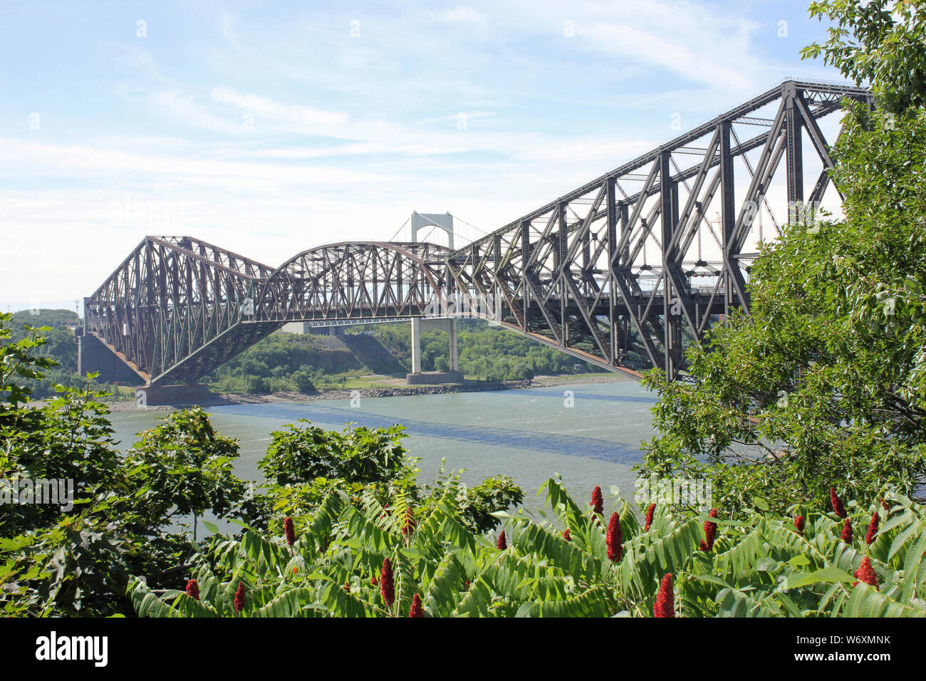 Quebec Brücke (Pont de Québec) ein Straßen-, Eisenbahn- und Fußgängerbrücke über der unteren St. Lawrence River, Quebec, Kanada Stockfoto