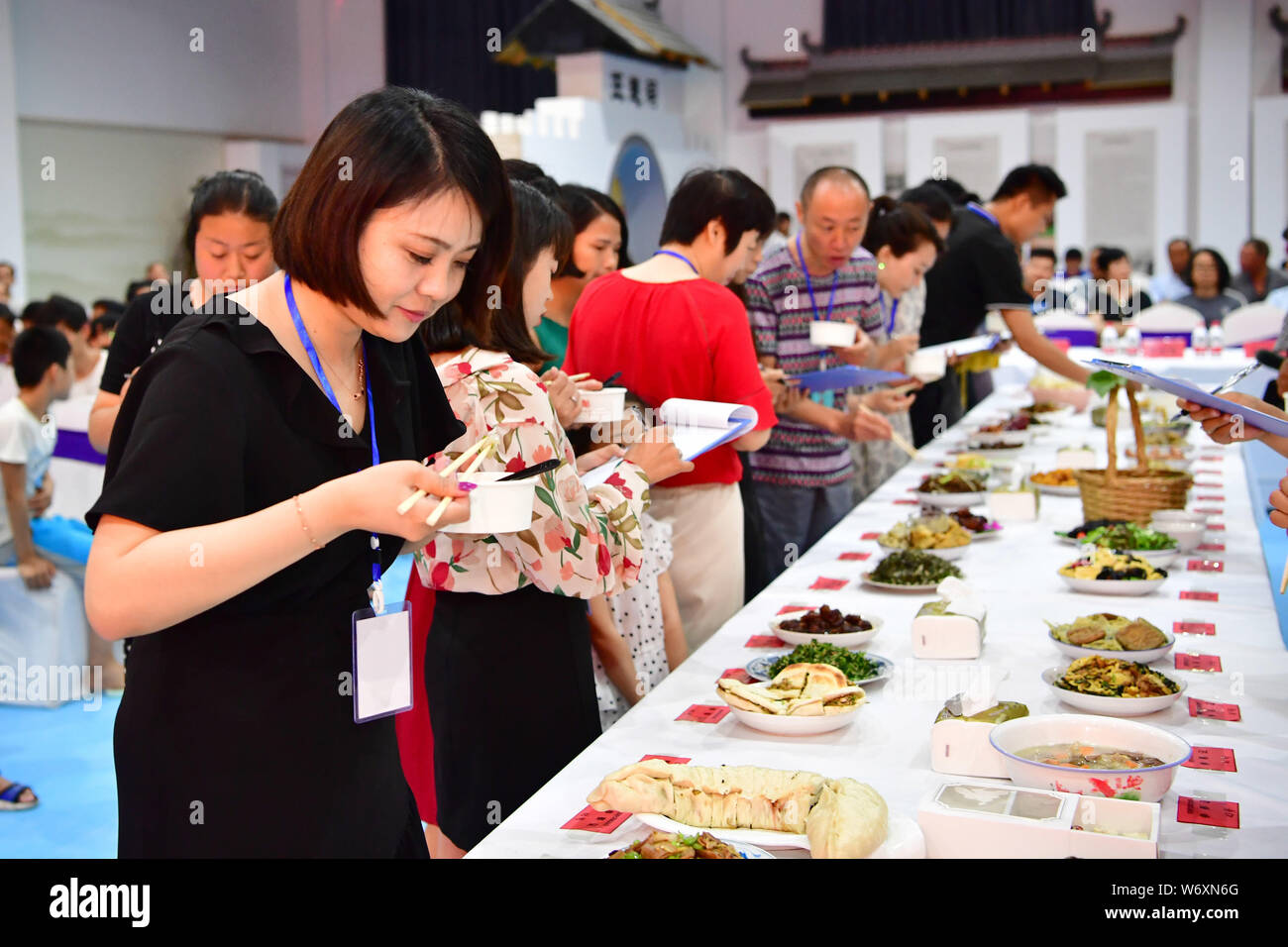 Hebi, der chinesischen Provinz Henan. 3 Aug, 2019. Die Richter bewerten Kandidaten Gerichte in den letzten Runden eines ländlichen Küche Wettbewerb in Gangpo Dorf Qibin Bezirk, Hebi, der Central China Provinz Henan, Aug 3, 2019. Die ländliche Küche Wettbewerb ist Teil der Vision Gangpo's Village ländlichen Tourismus zu profitieren Sie von der Nähe zum Stadtgebiet von Hebi entwickeln. Credit: Feng Dapeng/Xinhua/Alamy leben Nachrichten Stockfoto
