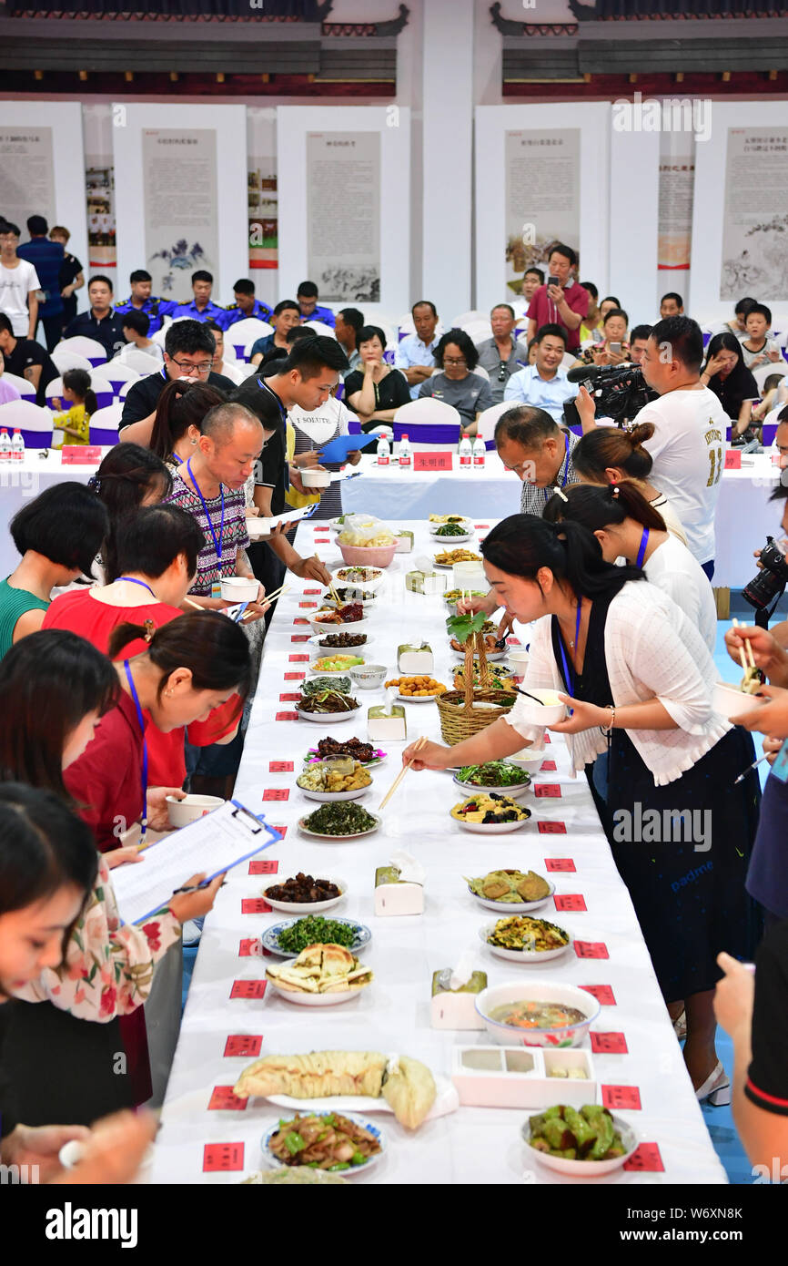 Hebi, der chinesischen Provinz Henan. 3 Aug, 2019. Die Richter bewerten Kandidaten Gerichte in den letzten Runden eines ländlichen Küche Wettbewerb in Gangpo Dorf Qibin Bezirk, Hebi, der Central China Provinz Henan, Aug 3, 2019. Die ländliche Küche Wettbewerb ist Teil der Vision Gangpo's Village ländlichen Tourismus zu profitieren Sie von der Nähe zum Stadtgebiet von Hebi entwickeln. Credit: Feng Dapeng/Xinhua/Alamy leben Nachrichten Stockfoto