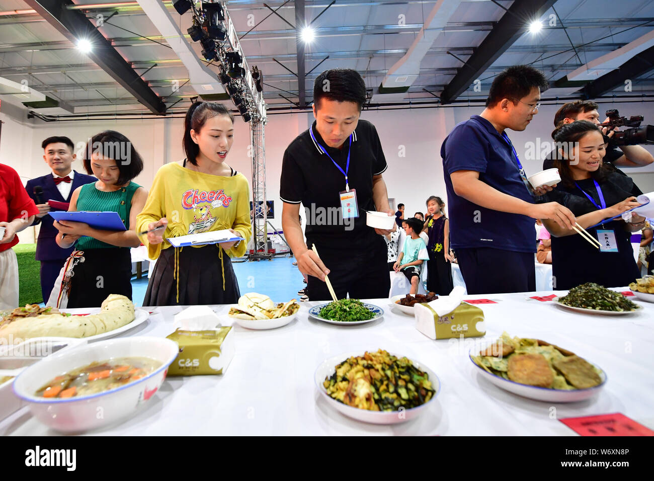 Hebi, der chinesischen Provinz Henan. 3 Aug, 2019. Die Richter bewerten Kandidaten Gerichte in den letzten Runden eines ländlichen Küche Wettbewerb in Gangpo Dorf Qibin Bezirk, Hebi, der Central China Provinz Henan, Aug 3, 2019. Die ländliche Küche Wettbewerb ist Teil der Vision Gangpo's Village ländlichen Tourismus zu profitieren Sie von der Nähe zum Stadtgebiet von Hebi entwickeln. Credit: Feng Dapeng/Xinhua/Alamy leben Nachrichten Stockfoto