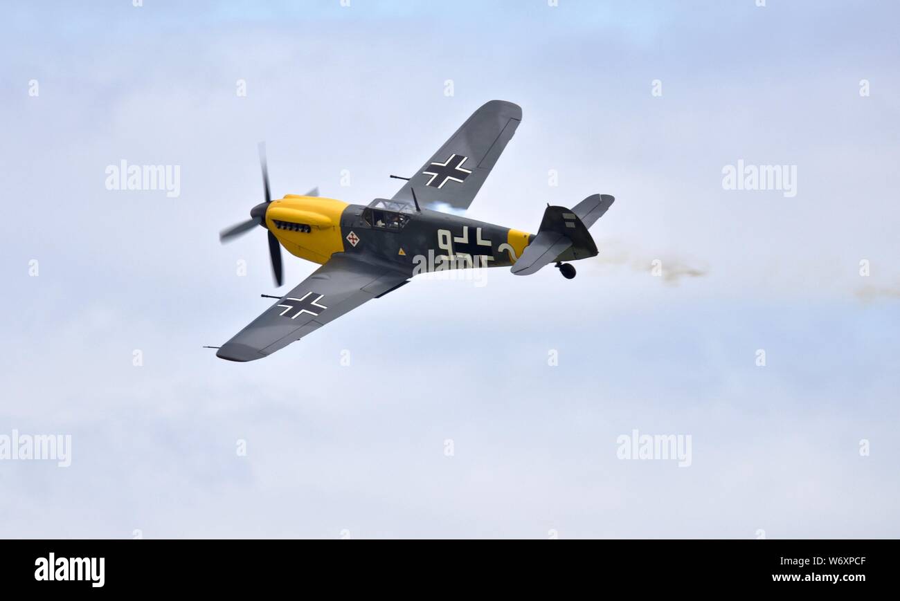 Hispano Aviación HA-1112 "Weiße 9" Airborne am 2019 Flying Legends Stockfoto