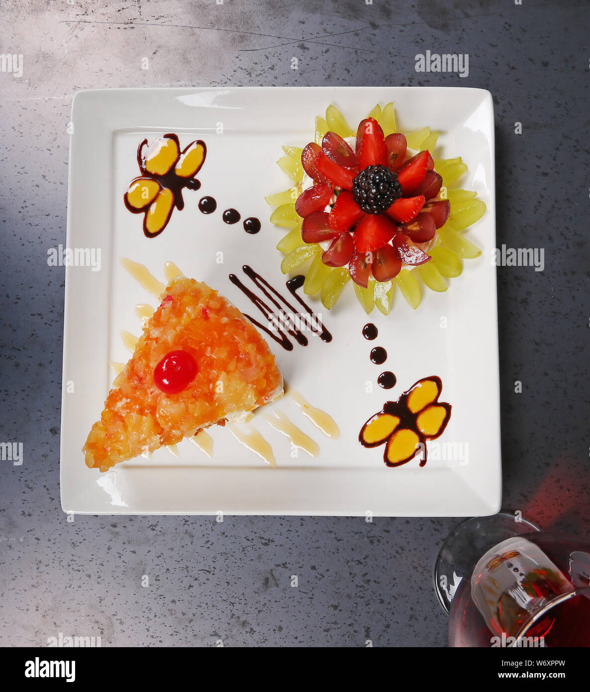 Beerenkuchen auf weißem quadratischem Teller Stockfoto