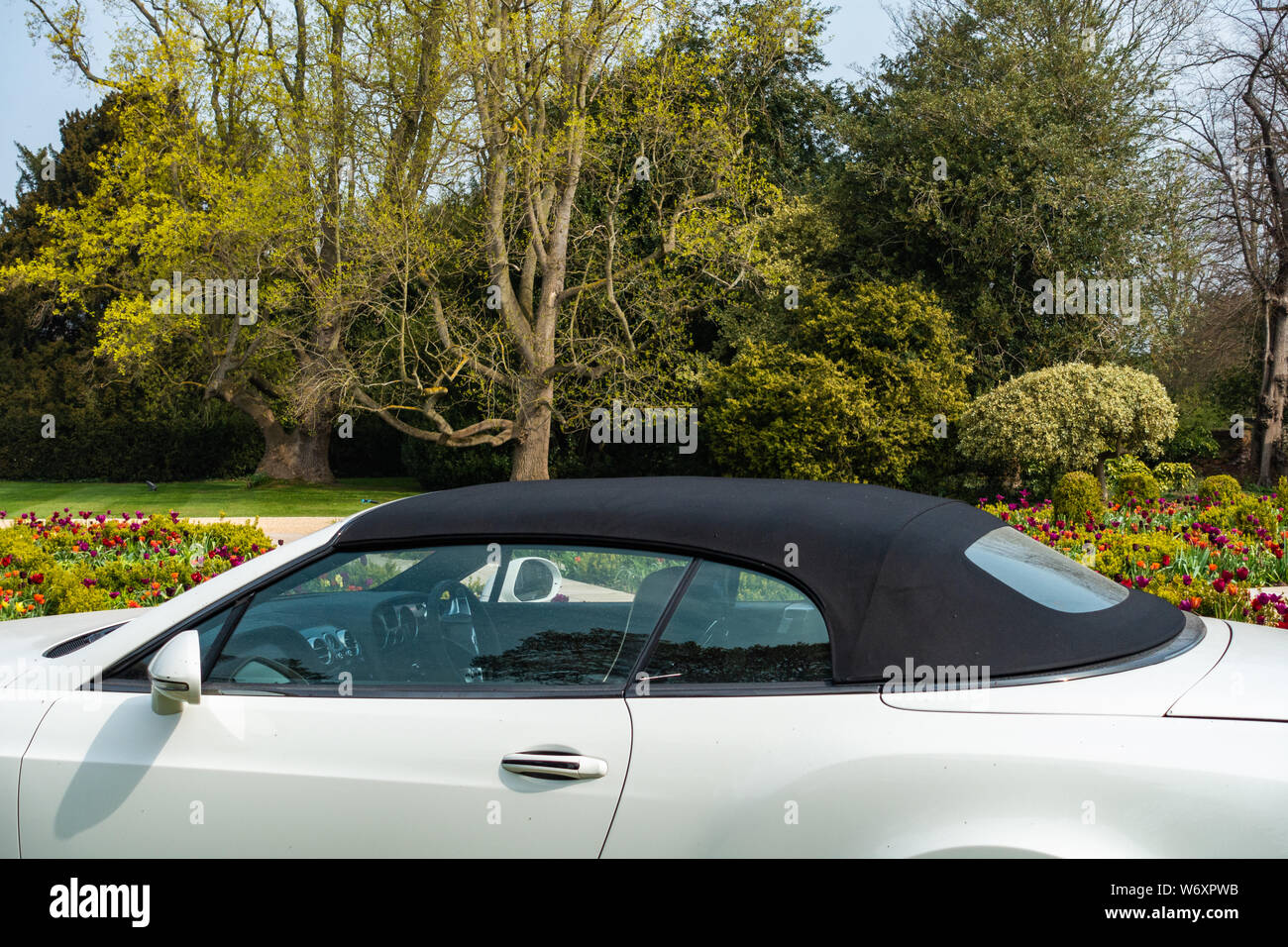 Schwarzes Verdeck Dach auf einem weißen Bentley Continental GTC Supersport Stockfoto