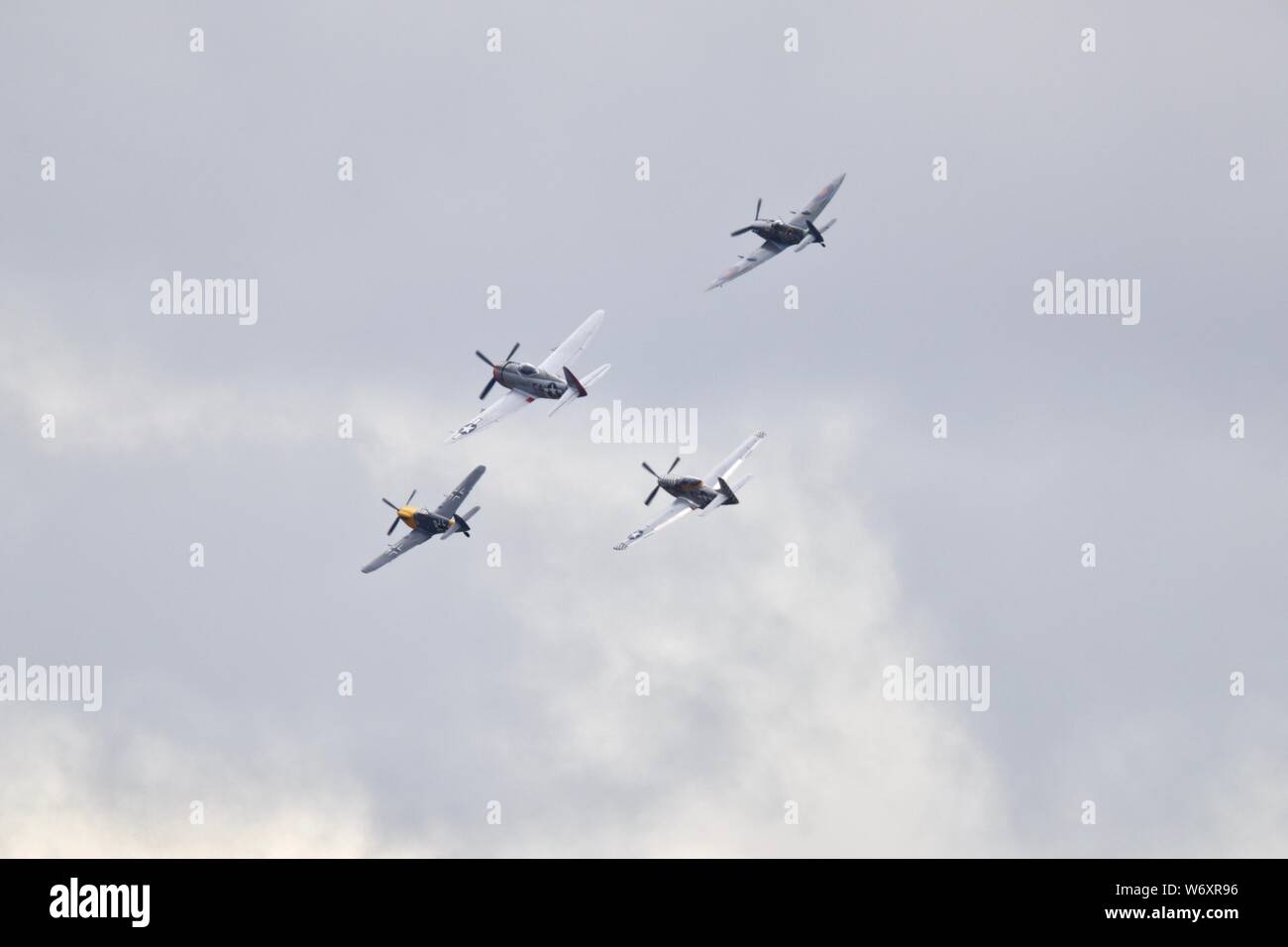 Ultimative Kämpfer Mannschaft - Sammlung von 4 warbirds P47 Thunderbolt Spitfire V, Buchón und TF-51D Mustang am 2019 Flying Legends Airshow durchführen Stockfoto