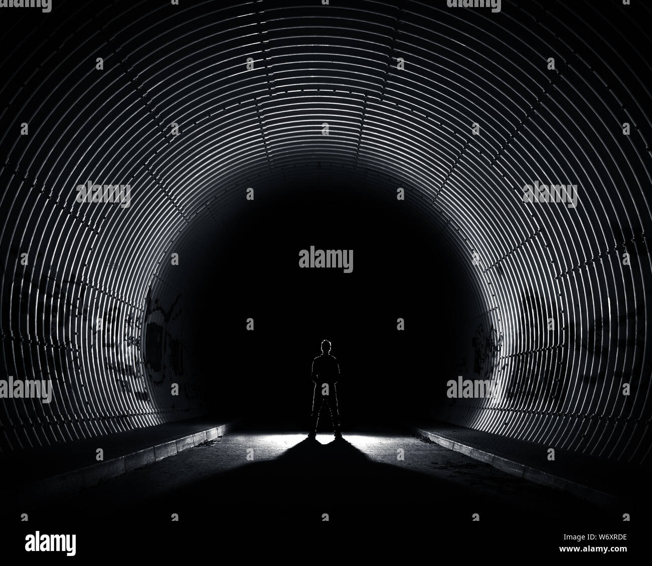 Silhouette der Person im Tunnel Stockfoto