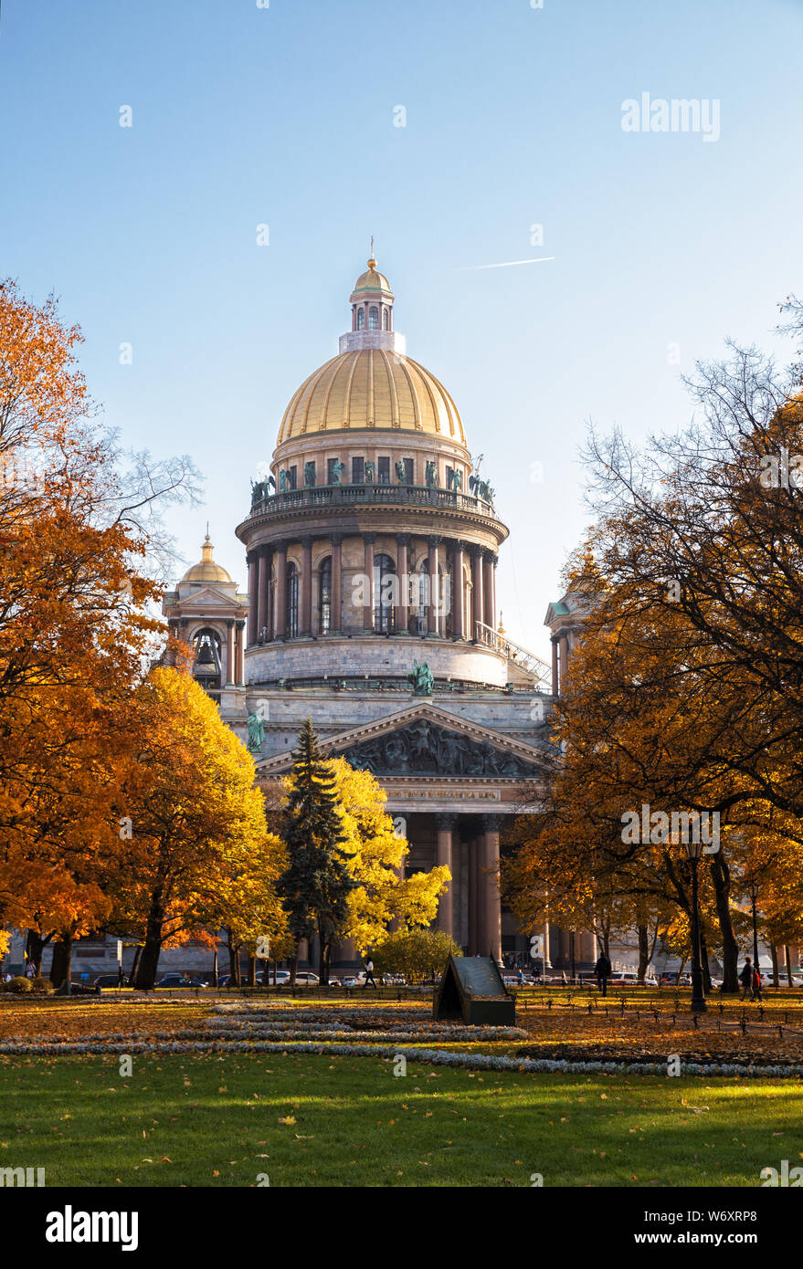 St. Isaac Kathedrale hinter der Herbst Bäume des Parks, St. Petersburg, Russland Stockfoto