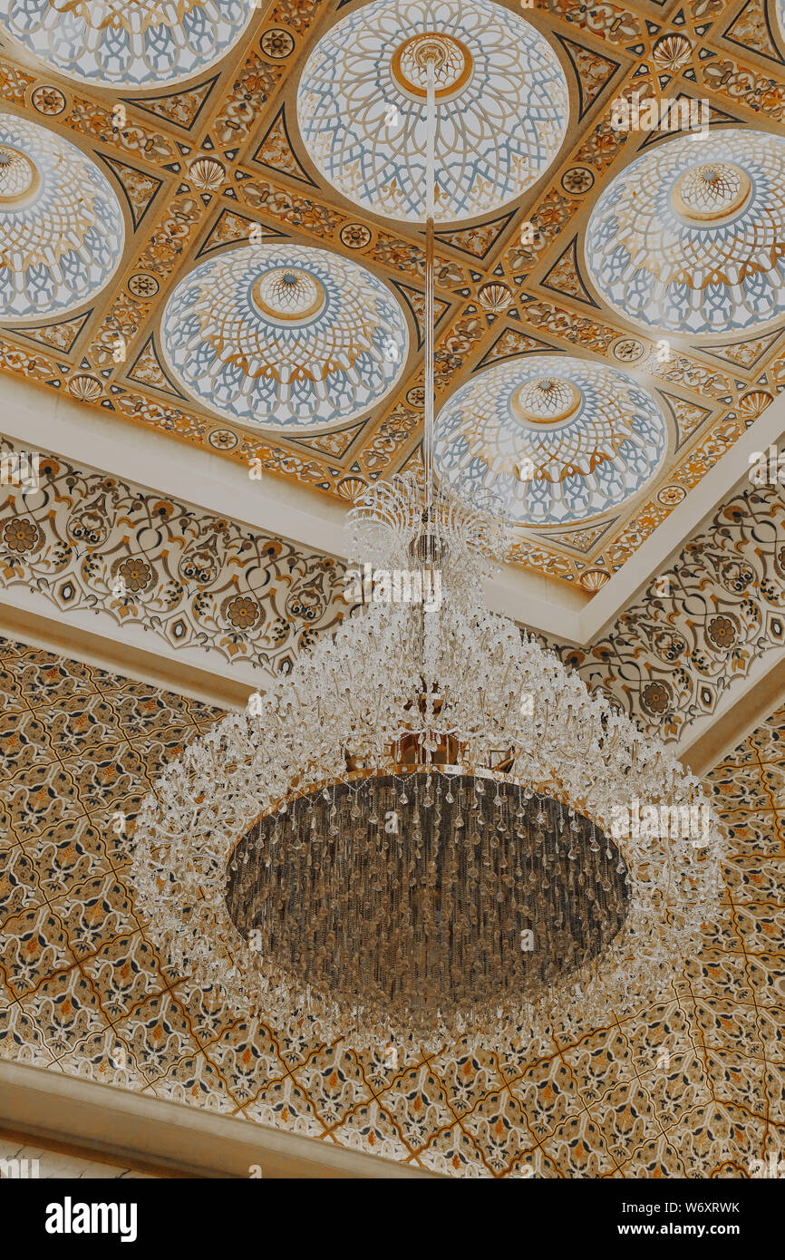 Qasr Al Watan [Palast der Nation] Abu Dhabi - Kronleuchter und mashrabiya Beleuchtung Stockfoto