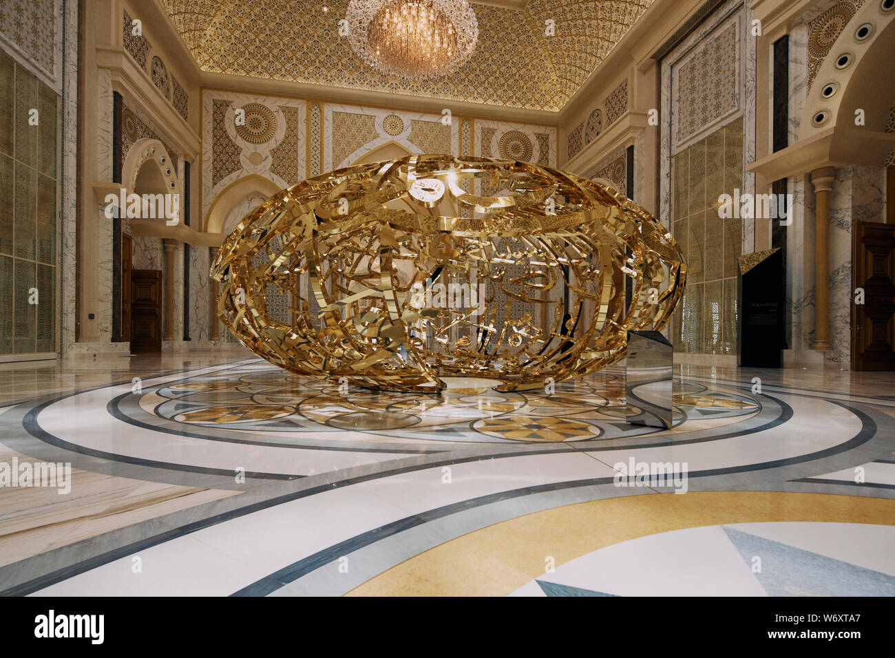 Power of Words Skulptur - Qasr Al Watan [Palast der Nation] - Abu Dhabi Stockfoto