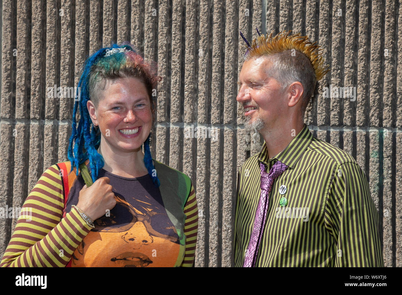 Gestreifte Hemden und Punks mit gefärbtem Haar in Blackpool, Lancashire, Großbritannien. 3.. August 2019. Moo & Lloma beim Rebellion Festival, dem größten Punk-Festival der Welt in Blackpool. Anfang August finden in den Winter Gardens von Blackpool zahlreiche Punk-Bands statt, die 21. zum Rebellion Festival eingeladen wurden, das Tausende von Touristen in das Resort zieht. Über 4 Tage im August treffen sich in Blackpool die besten Punk-Künstler zu diesem gesellschaftlichen Ereignis des Jahres mit 4 Tagen Musik auf 6 Bühnen und einer Vielzahl von Bands. Kredit; MediaWorldImages/Alamy Live Nachrichten Stockfoto