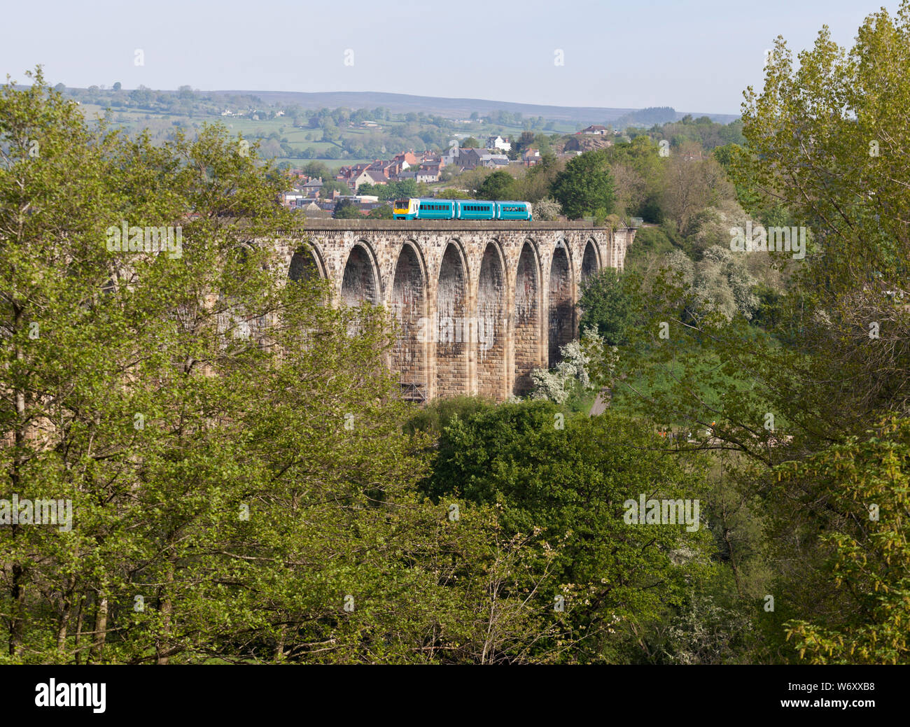 Transport für Wales Klasse 175 Zugkreuzung Cefn Mawr Viaduct (nördlich von Chirk) auf der Severn to Dee Mainline Stockfoto