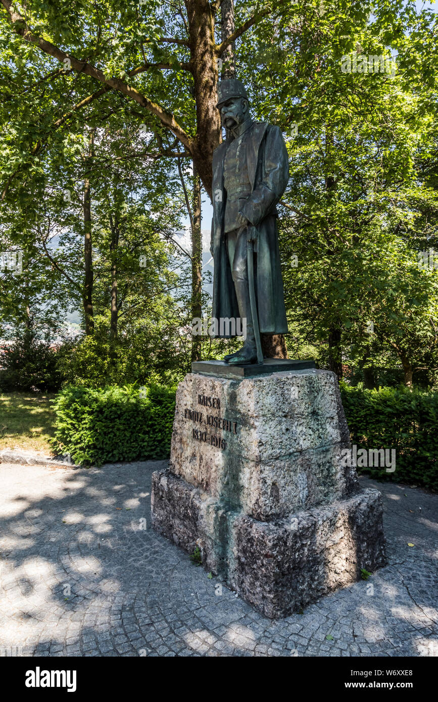 Statue von Kaiser Franz Josef seinen Liebling Sommer Jagdschloss am Bergisel mit Blick auf die Stadt Innsbruck. Stockfoto