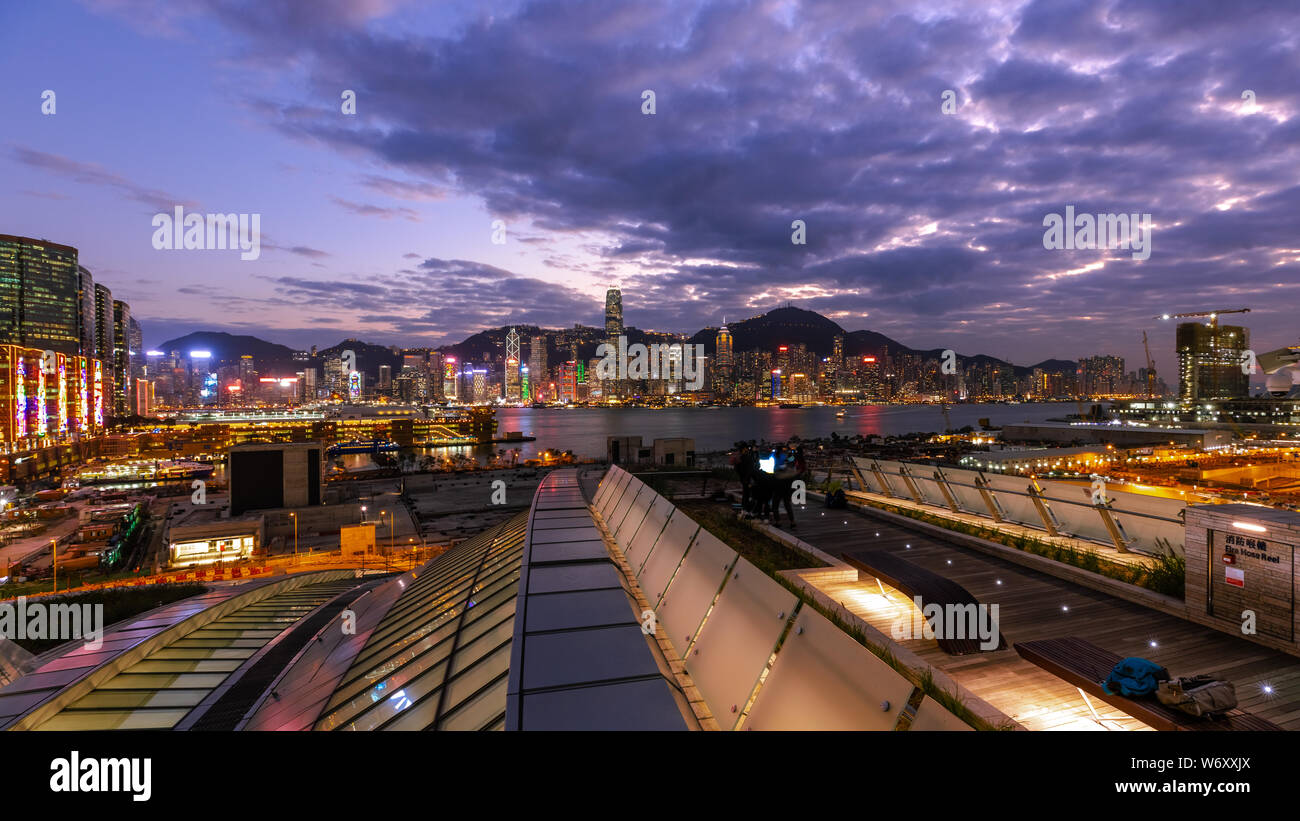 West Kowloon, Hong Kong - 12. Dezember 2018: Hongkong West Kowloon Bahnhof bei Nacht. Es ist die Endstation der Hong Kong Abschnitt des Gu Stockfoto