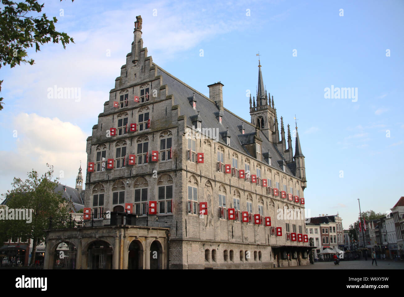 Alte Rathaus auf dem Marktplatz der Stadt Gouda in den Niederlanden Stockfoto