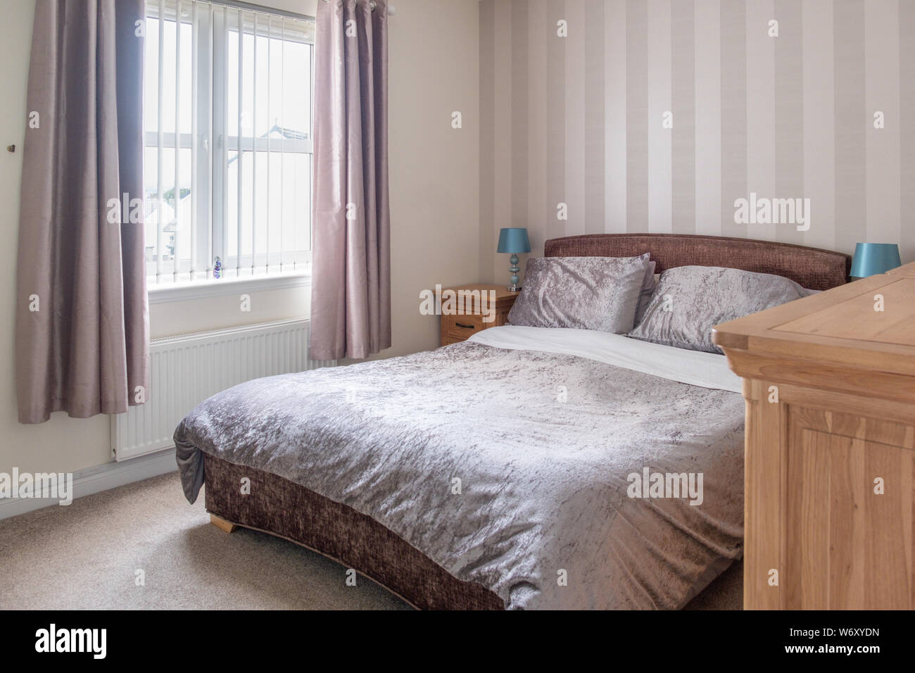 Modernes Schlafzimmer in der Schottischen Gehäuse Developement dekoriert in sanften, modernen Farben und mit einem King Bett Sised. Stockfoto