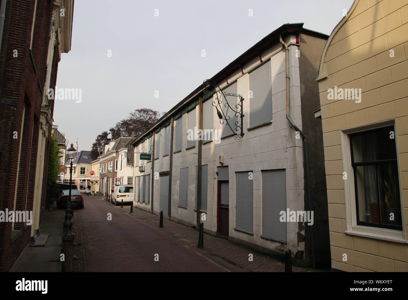 Pub und Shop im alten Teil des Dorfes Moordrecht in den Niederlanden abgebrochen Stockfoto