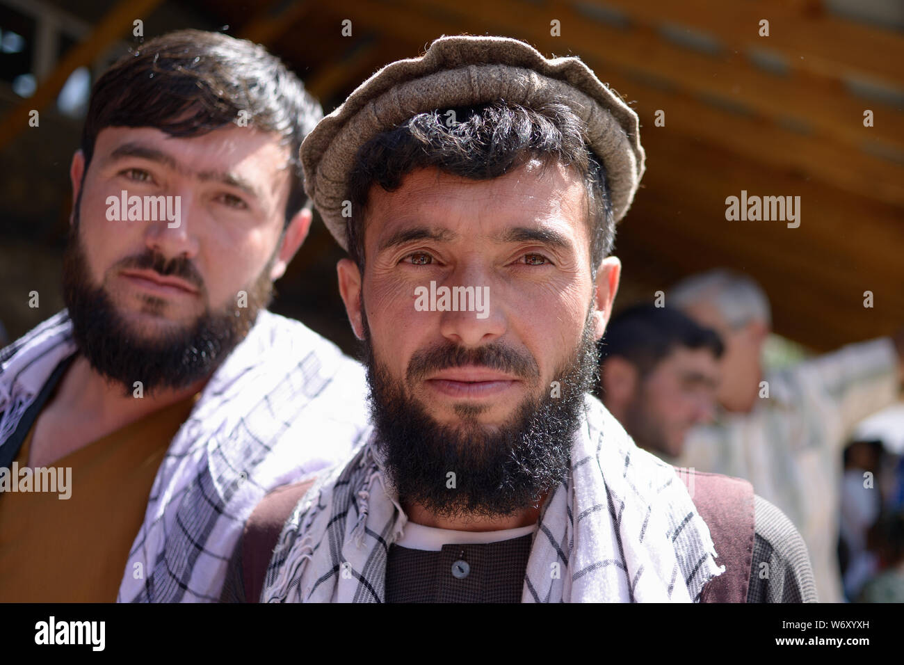 KHOROG, PAMIR, TADSCHIKISTAN - 06. JULI 2019: Porträt der Menschen in Afghanistan, die den Handel auf dem Markt in Tadschikistan im Pamir Mo Stockfoto