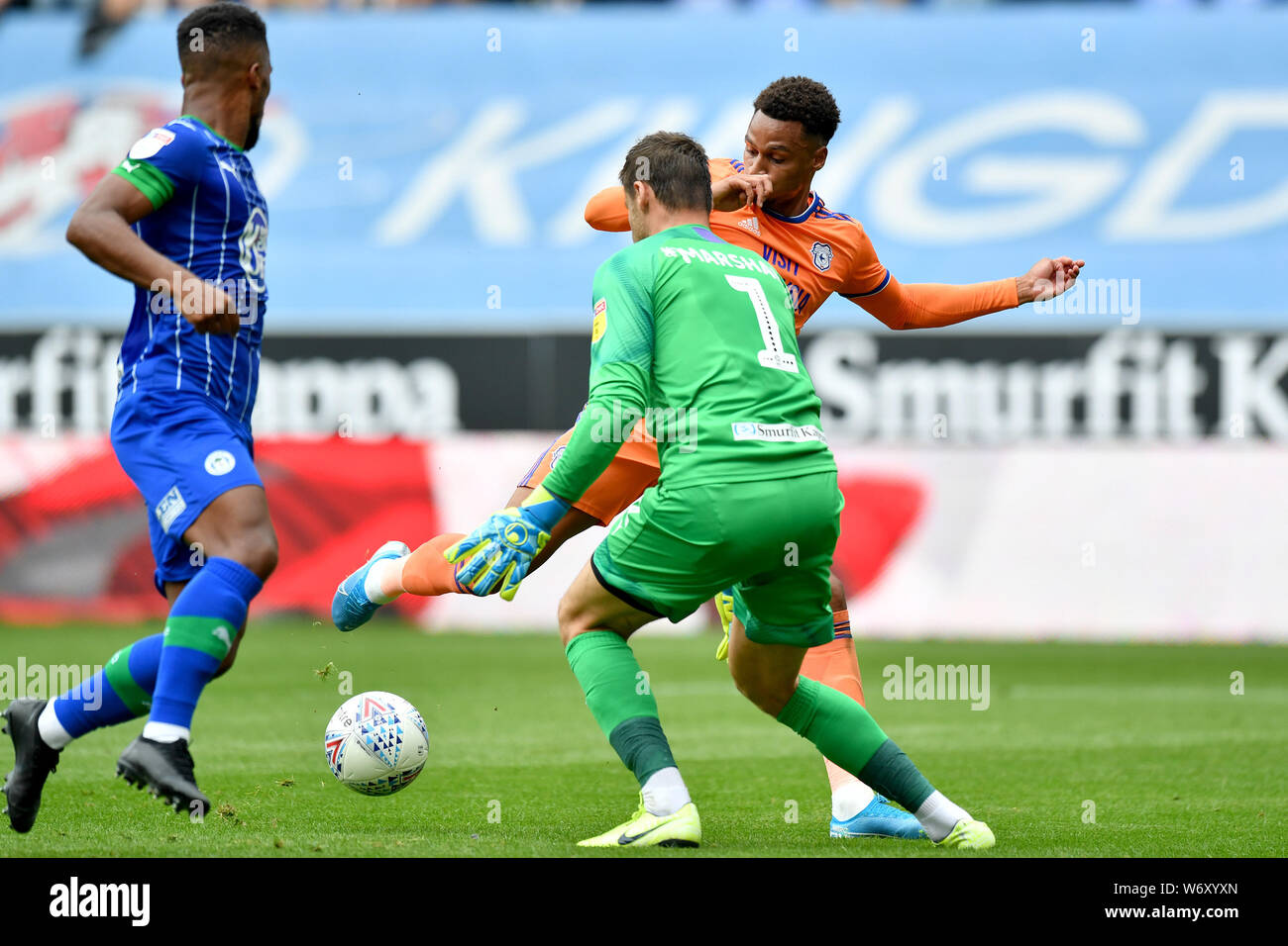 Cardiff City Josh Murphy sieht seine geschossen auf Ziel von Wigan Athletic Torwart David Marshall während der Sky Bet Championship match bei der DW Stadium, Wigan gespeichert. Stockfoto