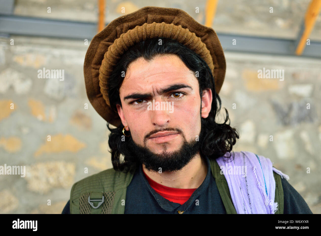 KHOROG, PAMIR, TADSCHIKISTAN - 06. JULI 2019: Porträt der Menschen in Afghanistan, die den Handel auf dem Markt in Tadschikistan im Pamir Mo Stockfoto