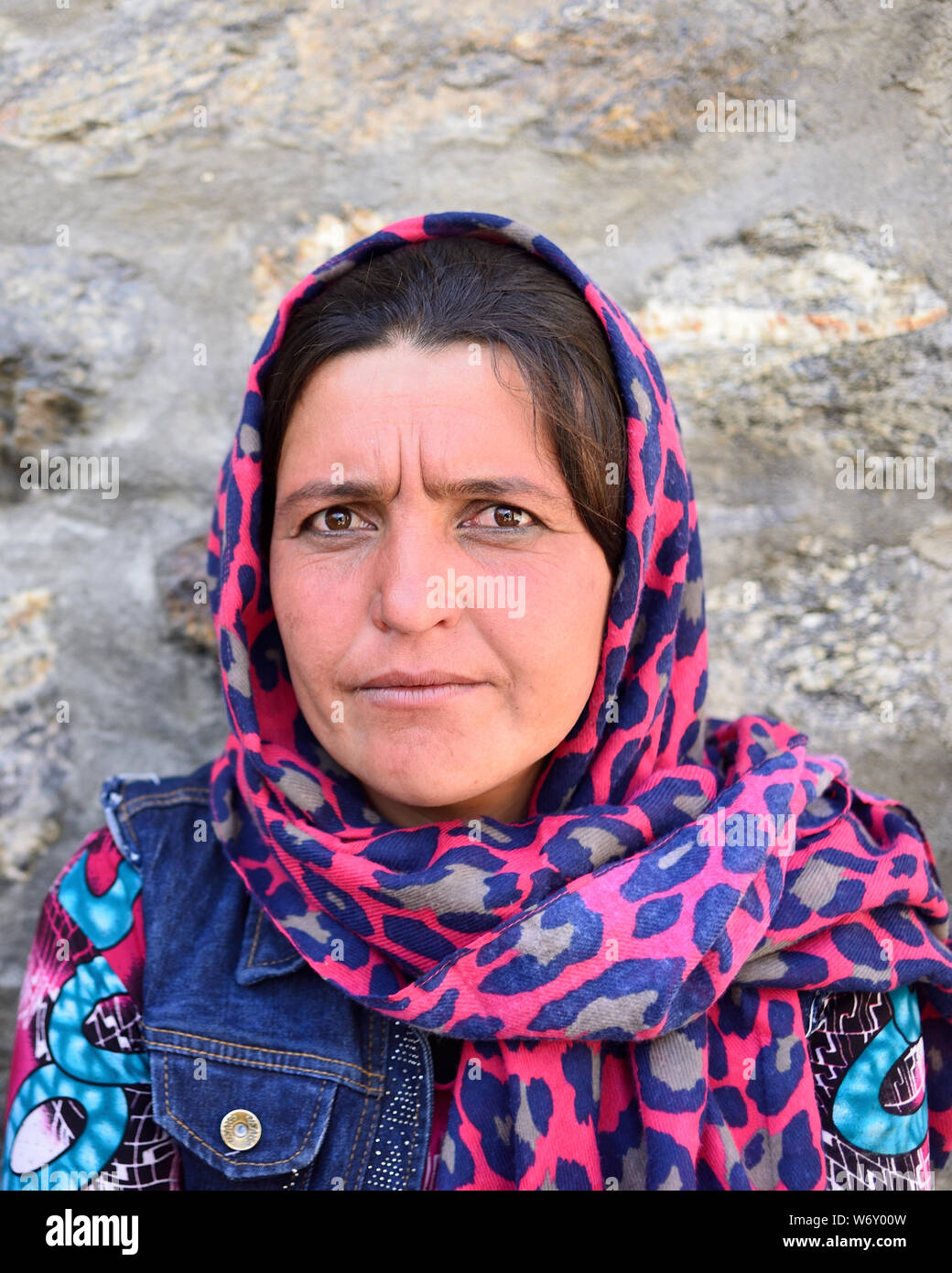 KHOROG, PAMIR, TADSCHIKISTAN - 06. JULI 2019: Porträt der Menschen in Afghanistan, die den Handel auf dem Markt in Tadschikistan im Pamir Mo Stockfoto