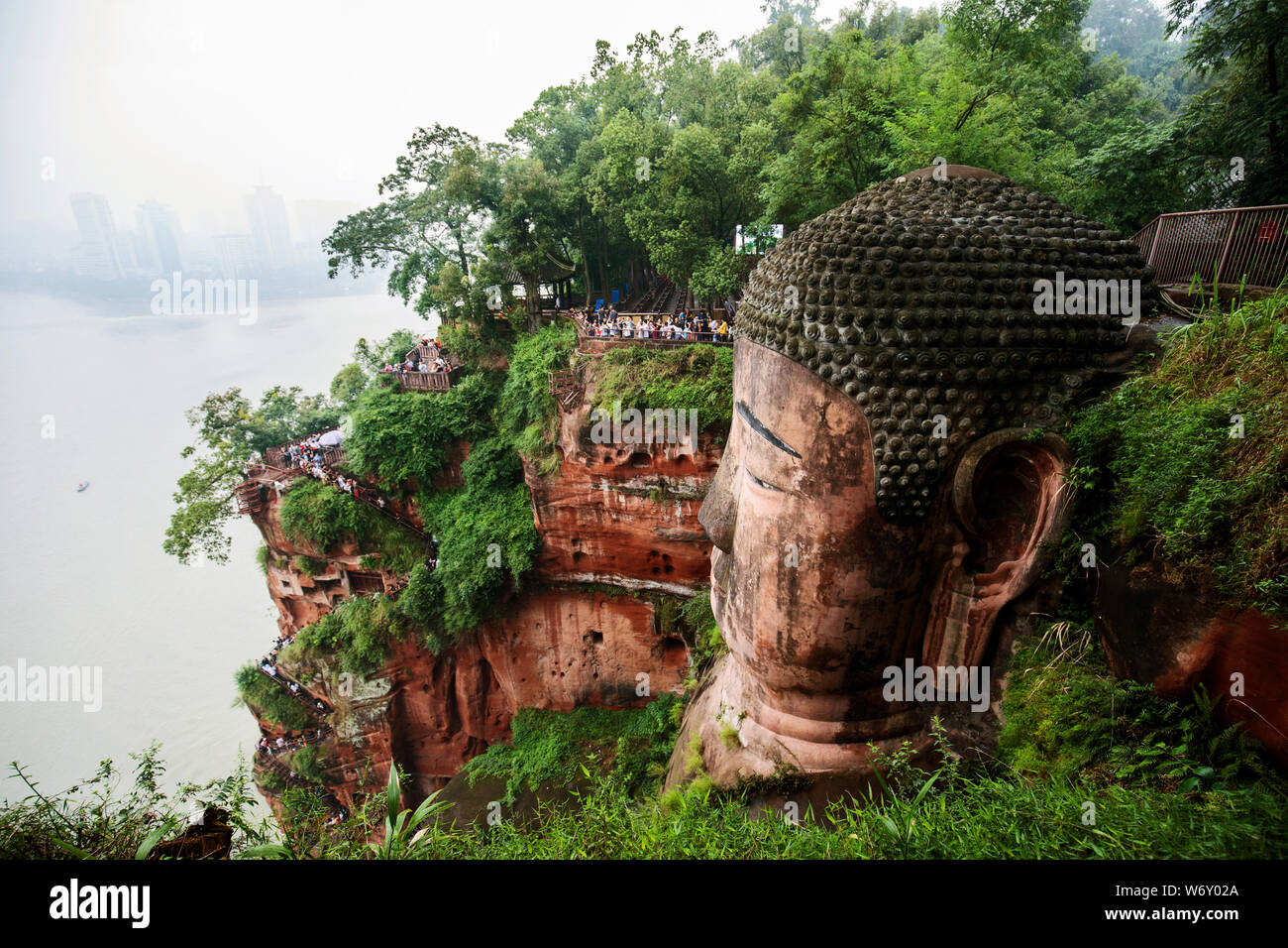 Seitenansicht des Leshan Giant Buddha in der Provinz Sichuan, China. Größte Buddha in der Welt. Stockfoto