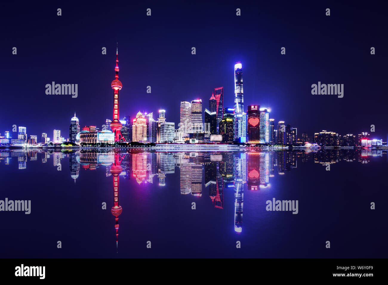 Shanghai City Skyline und der Reflexion in der Nacht, China. Stockfoto