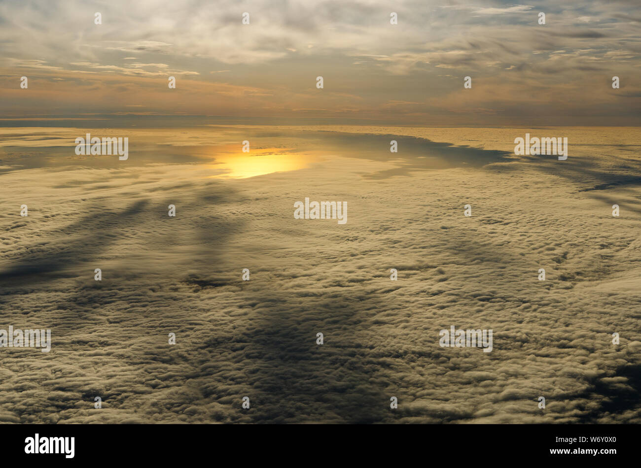 Wolken und Himmel, als durch das Fenster eines Flugzeugs zu sehen. Über den Wolken Stockfoto