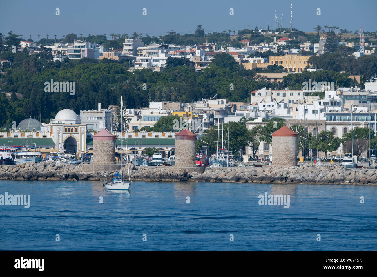 Griechenland, Rhodos. Ägäis Harbour View der ummauerten mittelalterlichen Altstadt. UNESCO Stockfoto