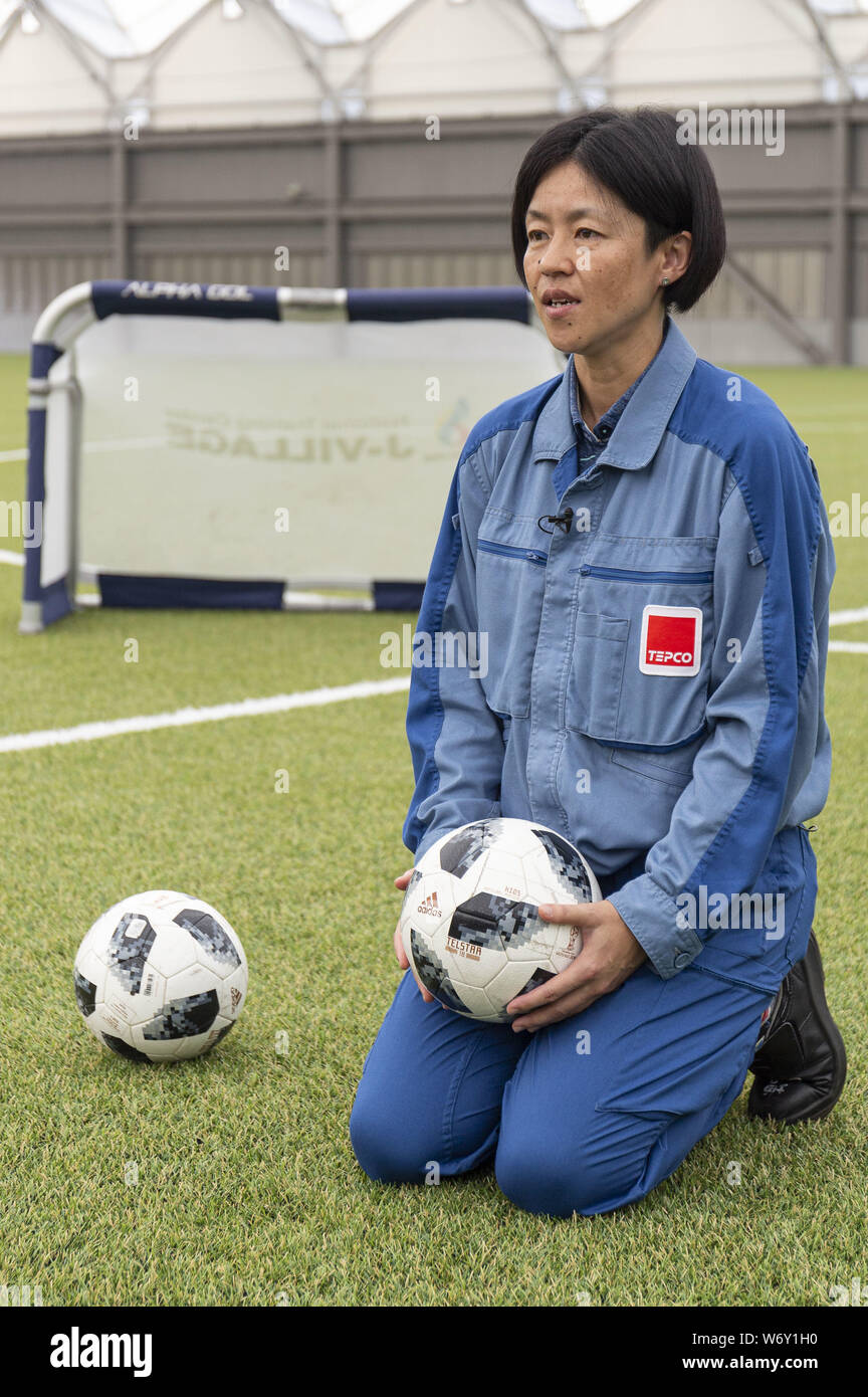 Fukushima, Japan. 2 Aug, 2019. Ayako Masuda, einem ehemaligen Torwart von TEPCO die Mareeze Frauen Fußball-Team beantwortet Fragen von Journalisten an der J-Dorf National Training Center während des ''Tohoku Media Tour: Fukushima Kurs'' Veranstaltung. Die jährliche Veranstaltung, organisiert von der Tokyo Metropolitan Government (TMG) präsentiert die Wiederherstellungsmaßnahmen in Fukushima, der von der 2011 grossen Osten Japan Erdbeben betroffen. Credit: Rodrigo Reyes Marin/ZUMA Draht/Alamy leben Nachrichten Stockfoto