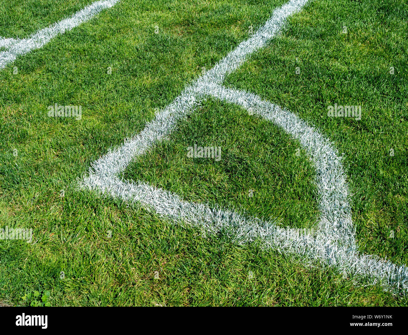 White out of bounds Ecke auf Fußballplatz auf grünem Gras tagsüber Lackiert Stockfoto