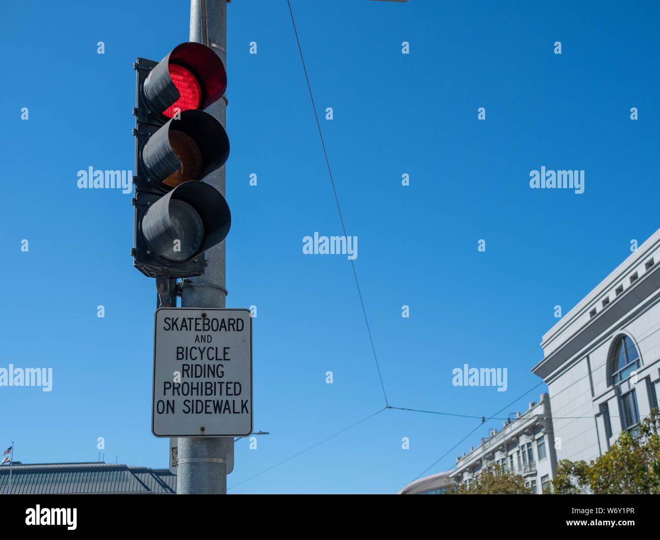 Skateboard und Fahrrad fahren auf Schild mit rotem Licht sonnigen Tag verboten. Stockfoto