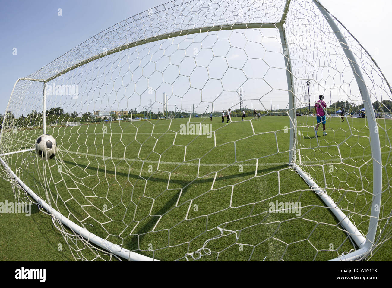 Fukushima, Japan. 2 Aug, 2019. Jungen Fußball-Spieler trainieren in der J-Dorf National Training Center während des ''Tohoku Media Tour: Fukushima Kurs'' Veranstaltung. Die jährliche Veranstaltung, organisiert von der Tokyo Metropolitan Government (TMG) präsentiert die Wiederherstellungsmaßnahmen in Fukushima, der von der 2011 grossen Osten Japan Erdbeben betroffen. Credit: Rodrigo Reyes Marin/ZUMA Draht/Alamy leben Nachrichten Stockfoto