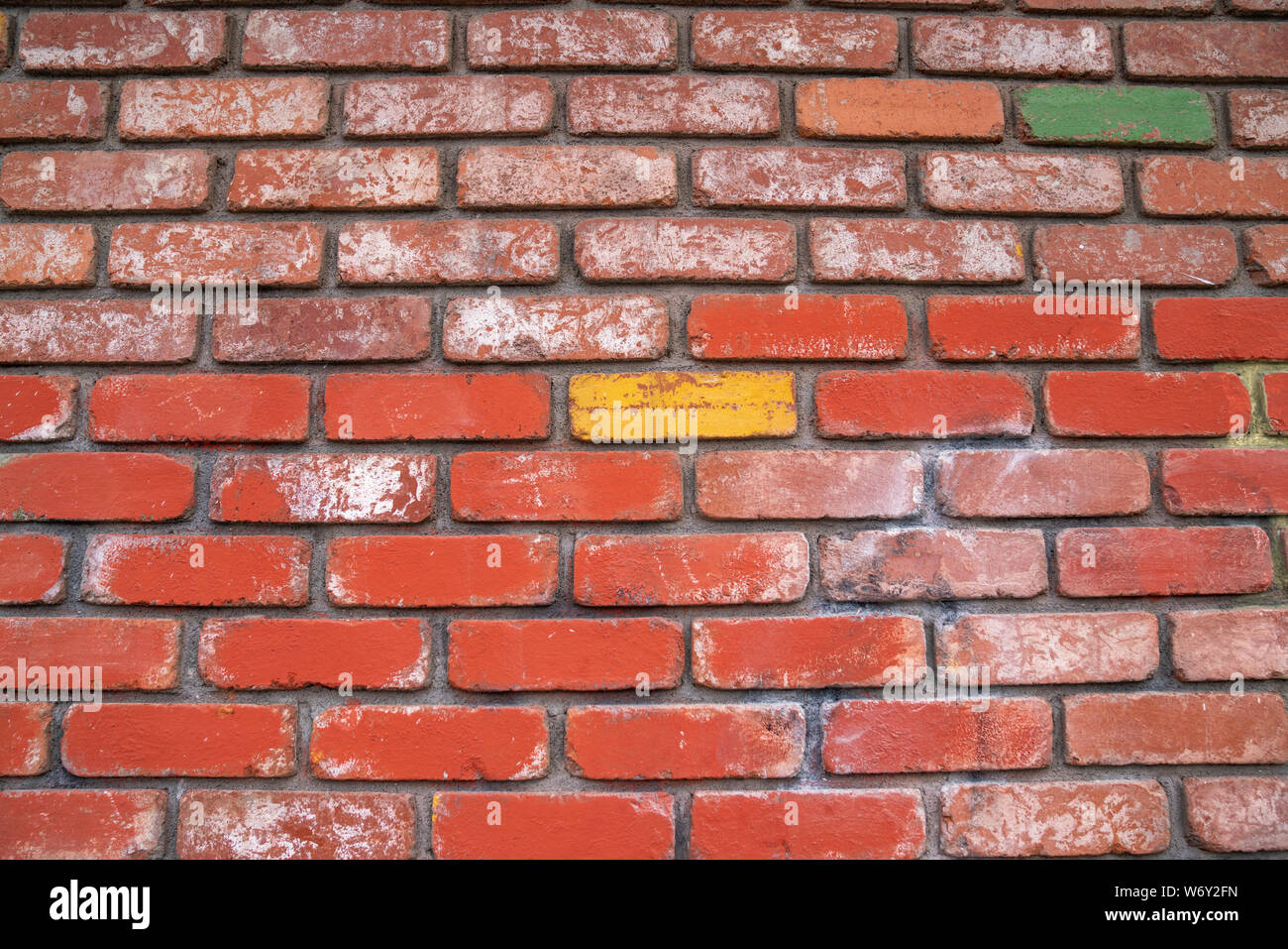 Outdoor Wand mit gelben Ziegeln stehen heraus und in der Mitte zentriert Stockfoto