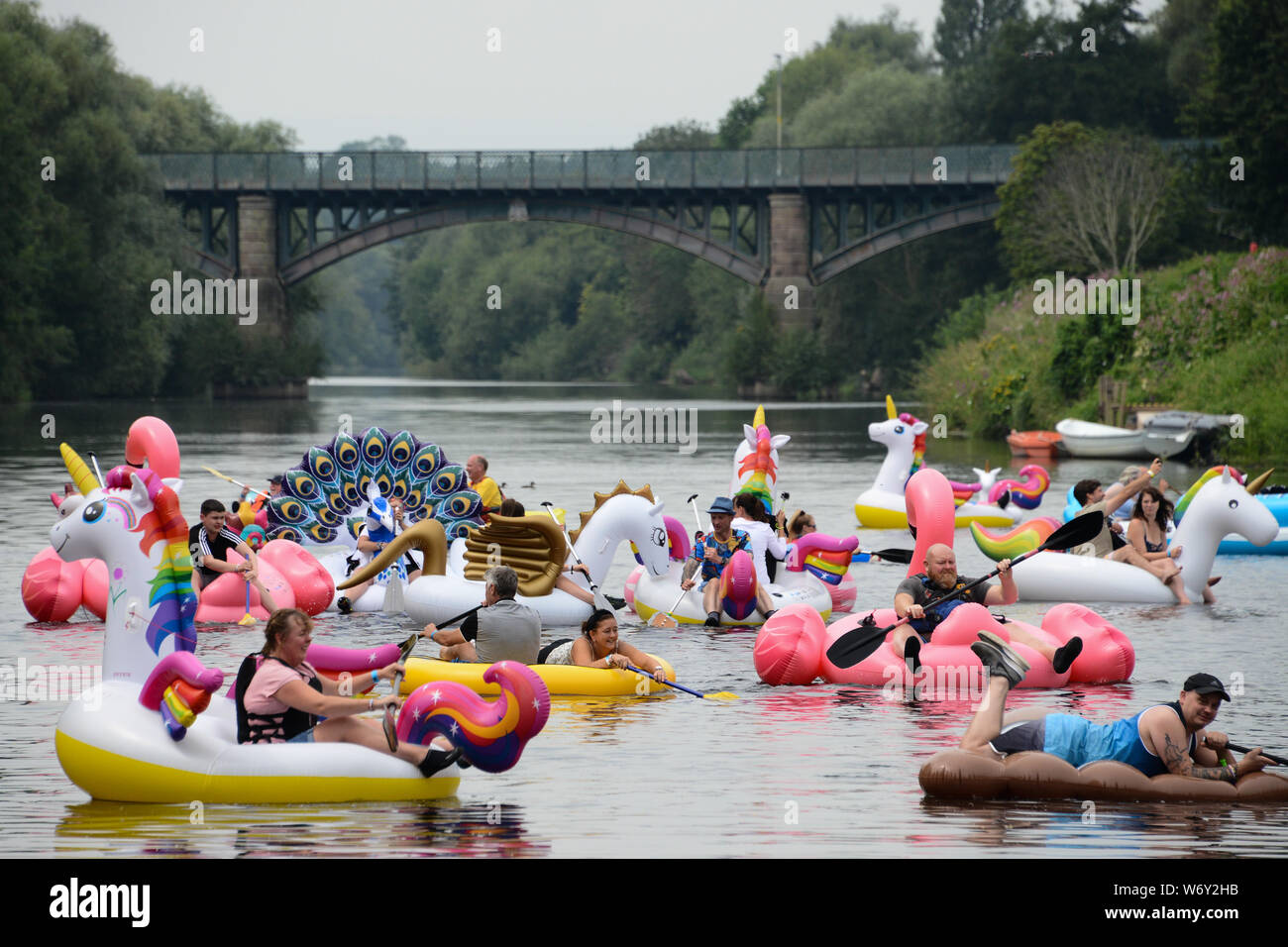 Wye River Float & Musik Festival, 2019. Hereford Ruderverein, Fluss Wye, Hereford. Die Teilnehmer nehmen an den Fluss Wye auf alle Weise der Schlauchboote. Stockfoto