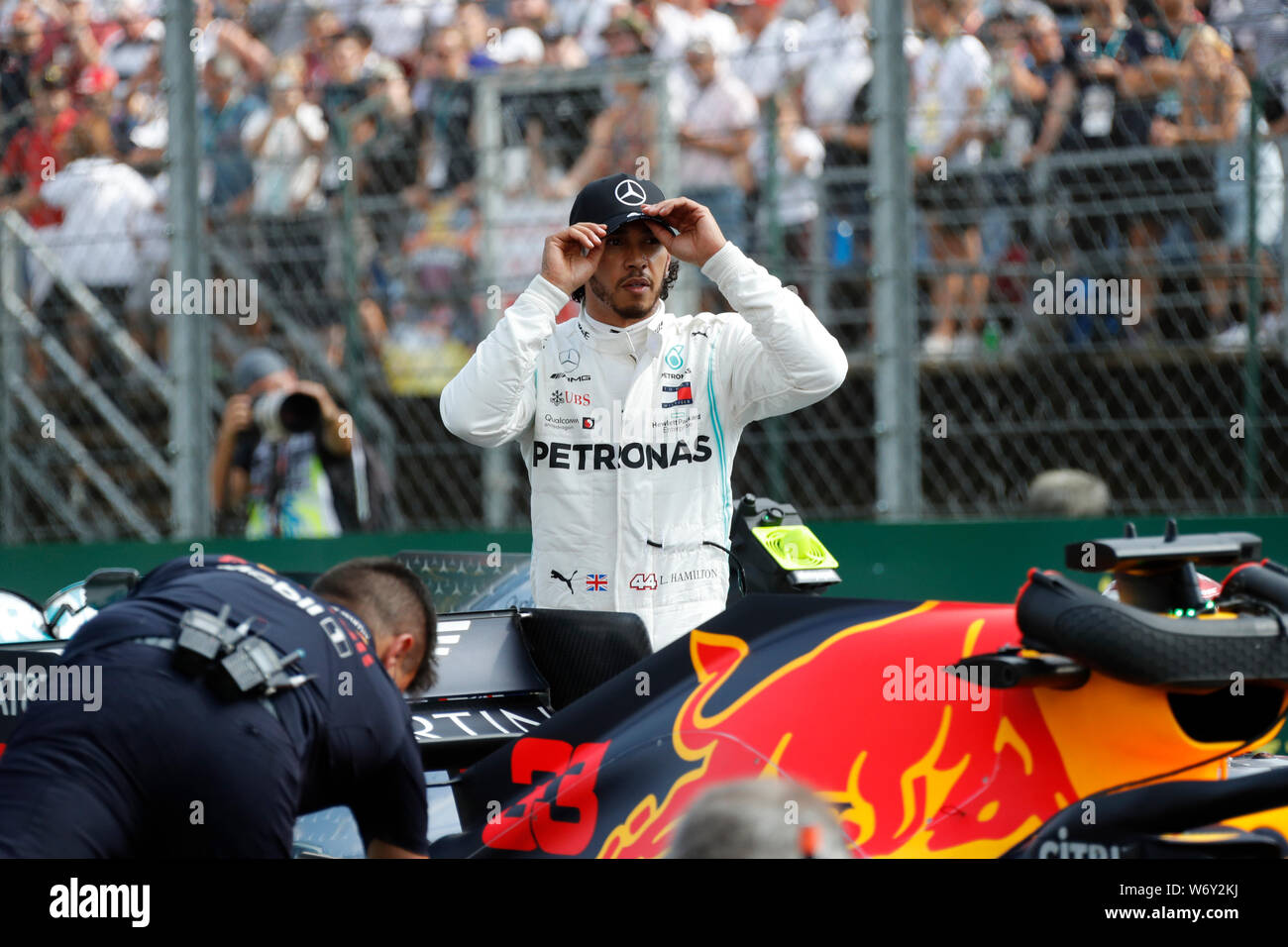 Budapest, Ungarn. 3. August 2019. Lewis Hamilton von MERCEDES AMG PETRONAS Motorsport im Parc Ferme nach dem Qualifying für den Formel 1 Grand Prix von Ungarn. Stockfoto