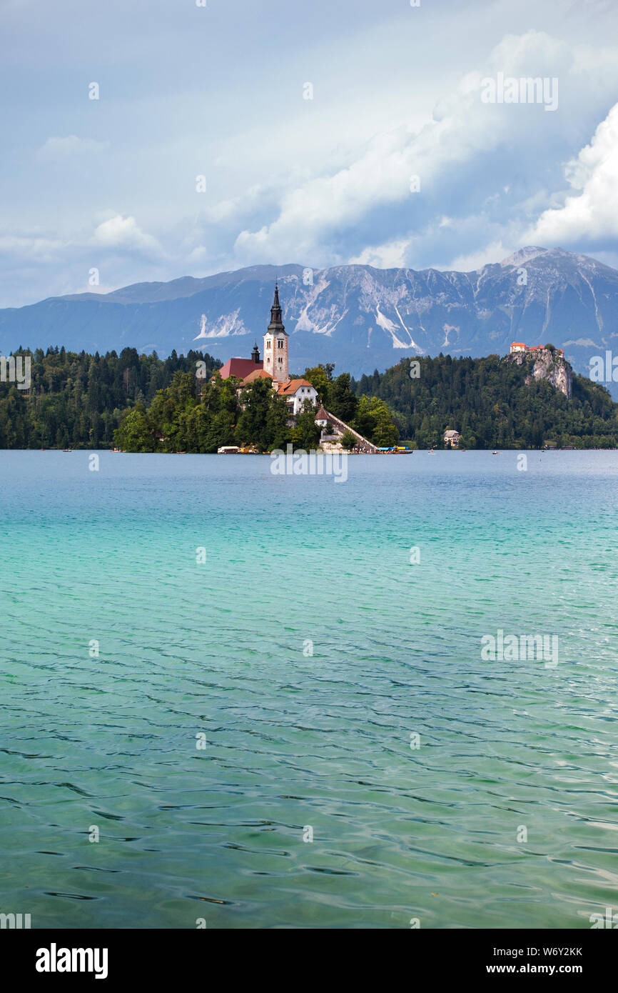 Kirche in Bleder See mit blauem Wasser, Bled, Slowenien Europa. Stockfoto