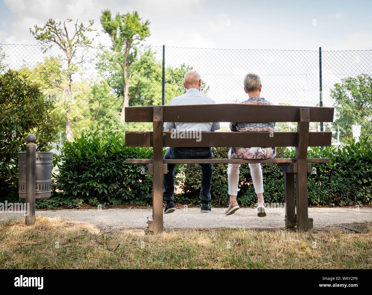 Bad Homburg Deutschland 03 Aug 2019 Zwei Wanderer Rest In Der Baumelbank Im Kurpark Bad Homburg Der Sitz Ist So Angeordnet Hoch Uber Dem Boden Die Beine Auch Mit Erwachsenen Baumeln Foto