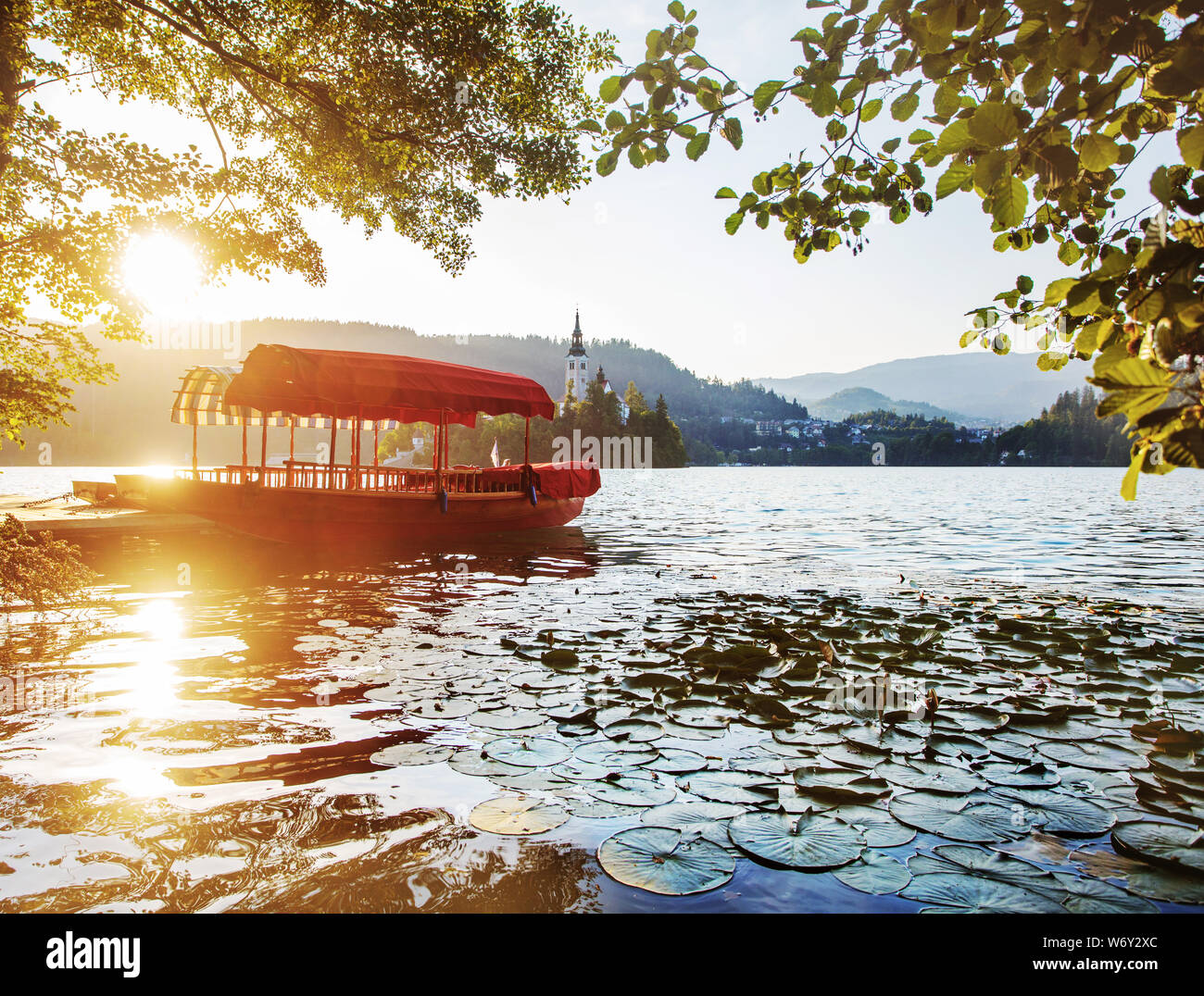 Boote auf den Bleder See mit Insel in Bled, Slowenien Europa. Stockfoto