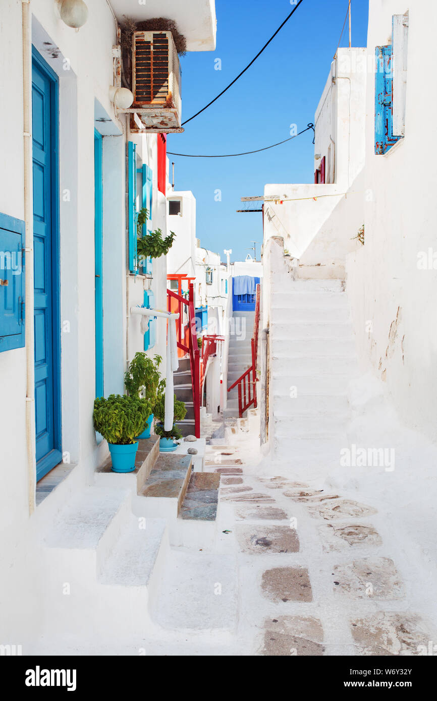 Weiße Straße in der Altstadt von Mykonos. Fokus auf den Vordergrund. Griechenland. Stockfoto
