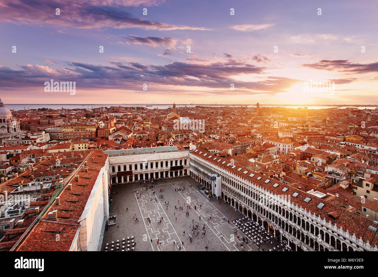 Luftaufnahme von Venedig mit dem San Marco Platz und Wohnungen bei Sonnenuntergang. Venedig, Italien. Stockfoto