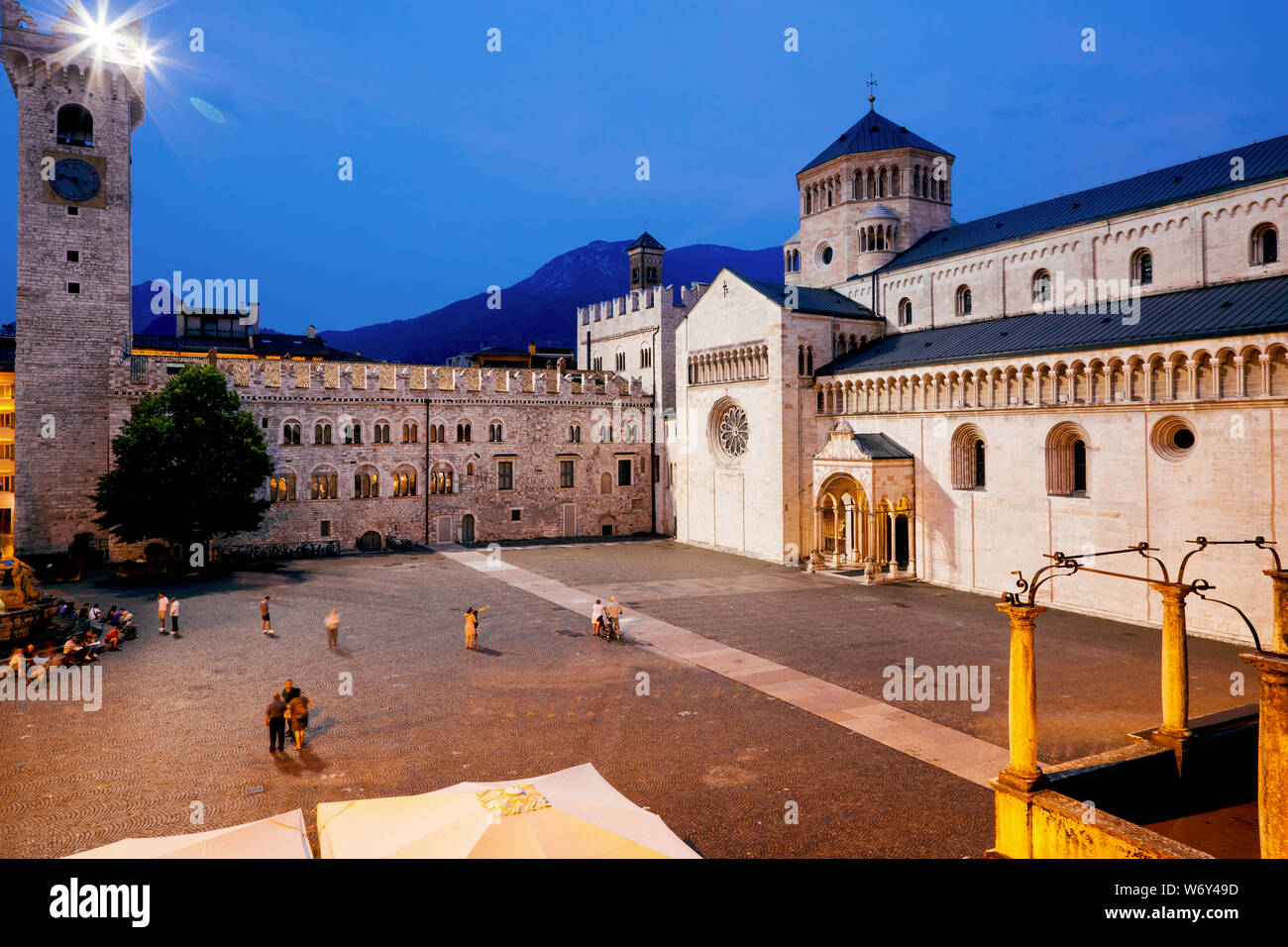 TRENTO, Italien - 18 Juli, 2019 - Landschaftsfotos von San Vigilio Kathedrale, eine römisch-katholische Kathedrale in Trient, Italien Stockfoto