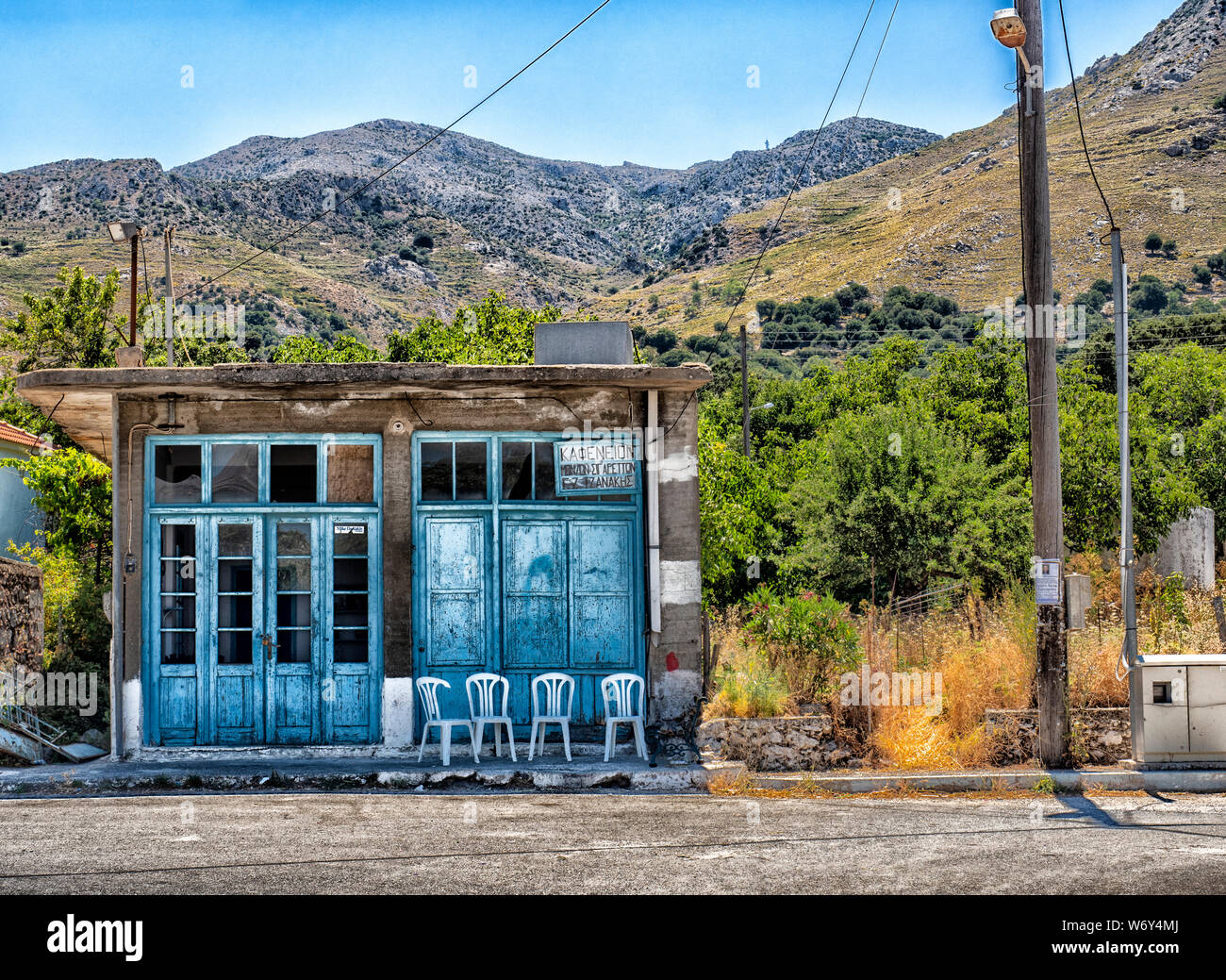 Eingang eines verlassenen Taverne auf Kreta, in das Dorf von Kaminaki auf der Mittelmeerinsel Kreta, Griechenland Stockfoto