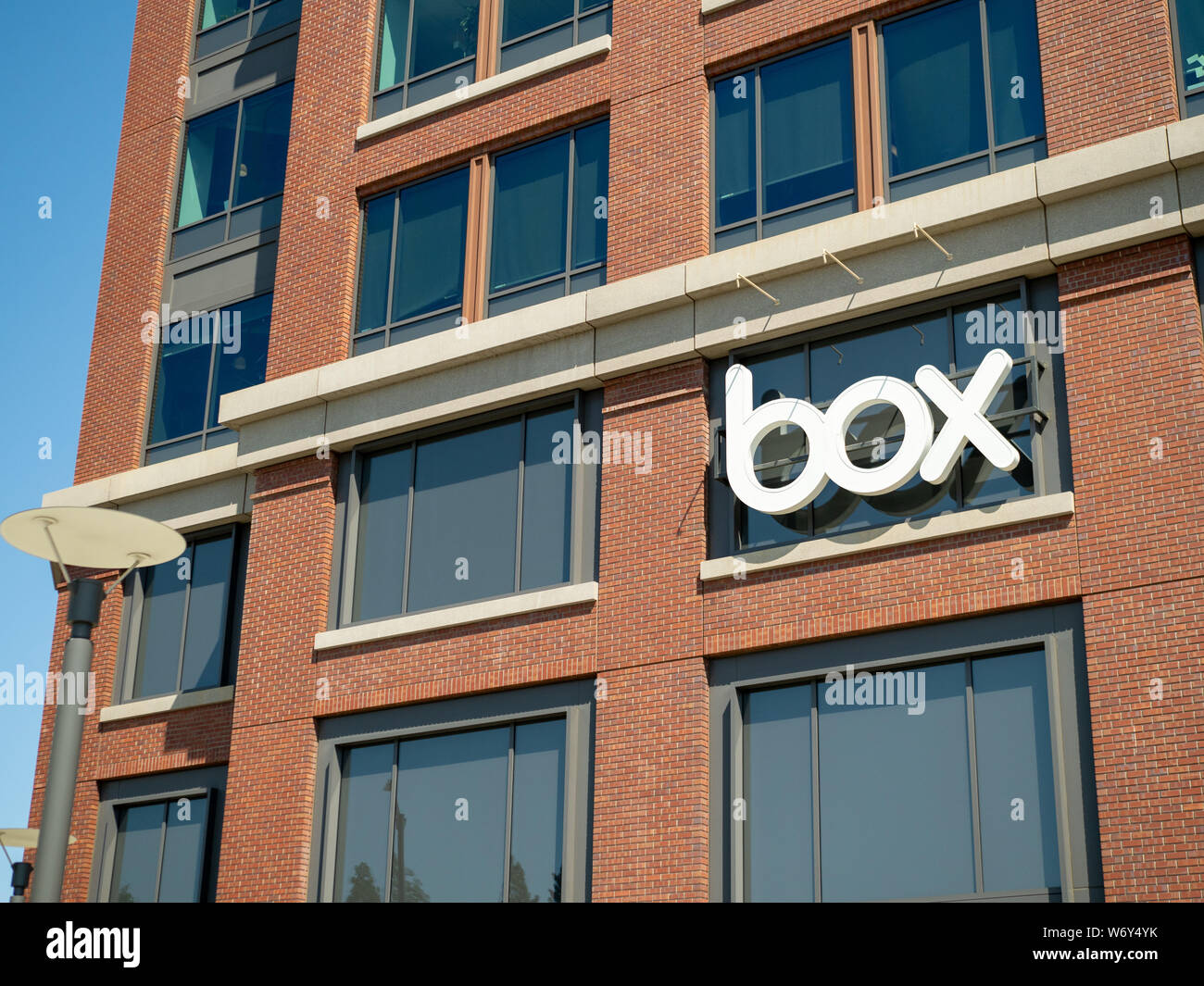 Box, Online Storage Unternehmen Standort in Backstein Bürogebäude Stockfoto