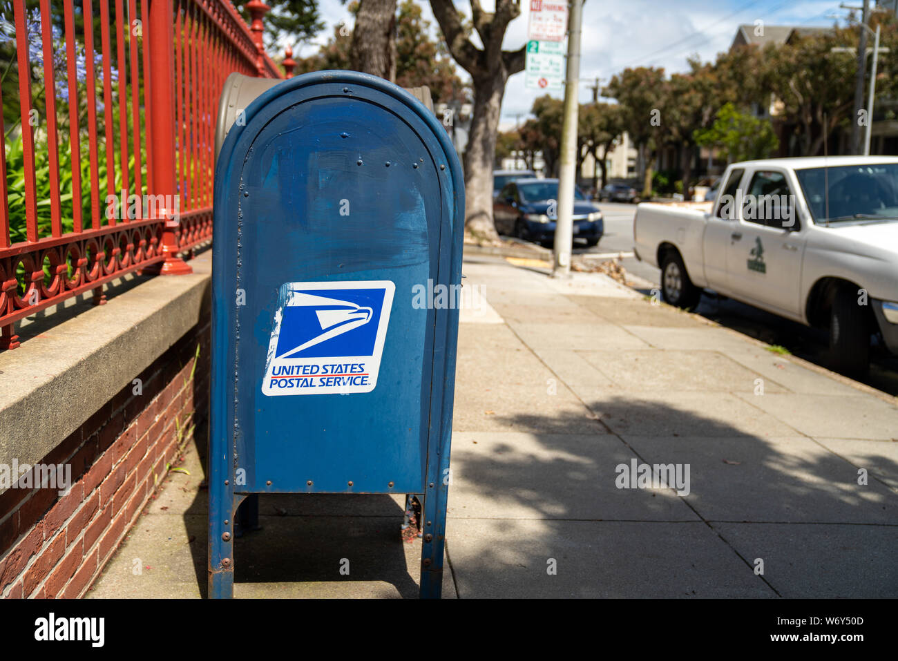 United States Postal Service blau Mailbox sitzen auf städtischen Bürgersteig Stockfoto