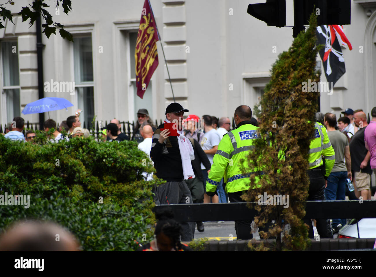 Wie speichert ist London? Stop Tommy, stoppen die Rassisten mit allen Polizei stellt Sie in die beiden mittleren Gruppe nicht mögen einander unterbrechen für die gesamte Gesellschaft und Tourismus? Eine Seite März 'Tommy' und eine andere Seite anti-faschistischen auf beiden Seiten ziemlich gesehen aggressionson vom 3. August 2019, Oxford Street, London, UK Stockfoto