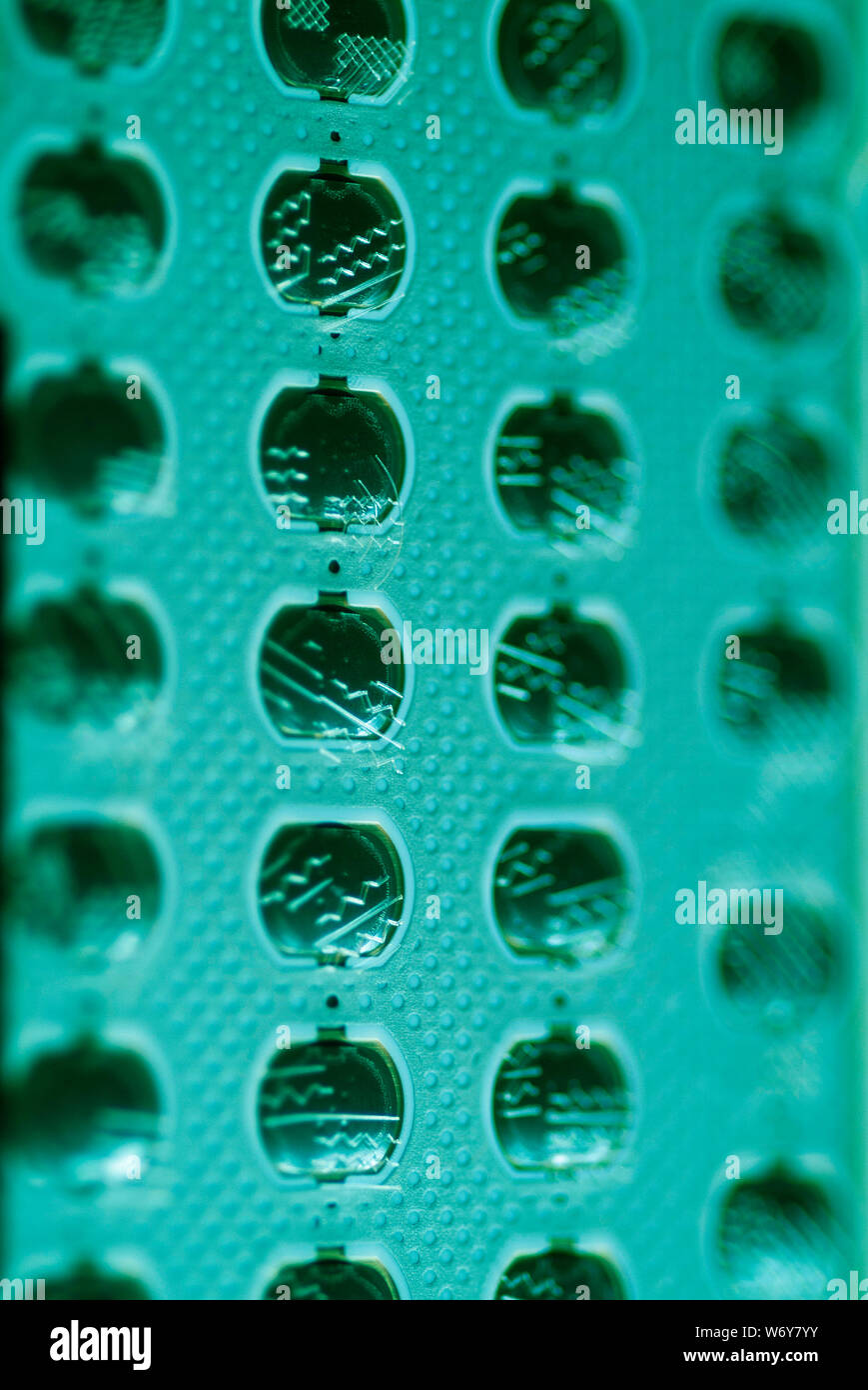 Ein nostalgischer Blick zurück auf ein früheres Modell Tastatur Handy, dass eine neue Ära der Technologie eingeläutet und die versteckten digitale Signaturen in versteckt. Stockfoto