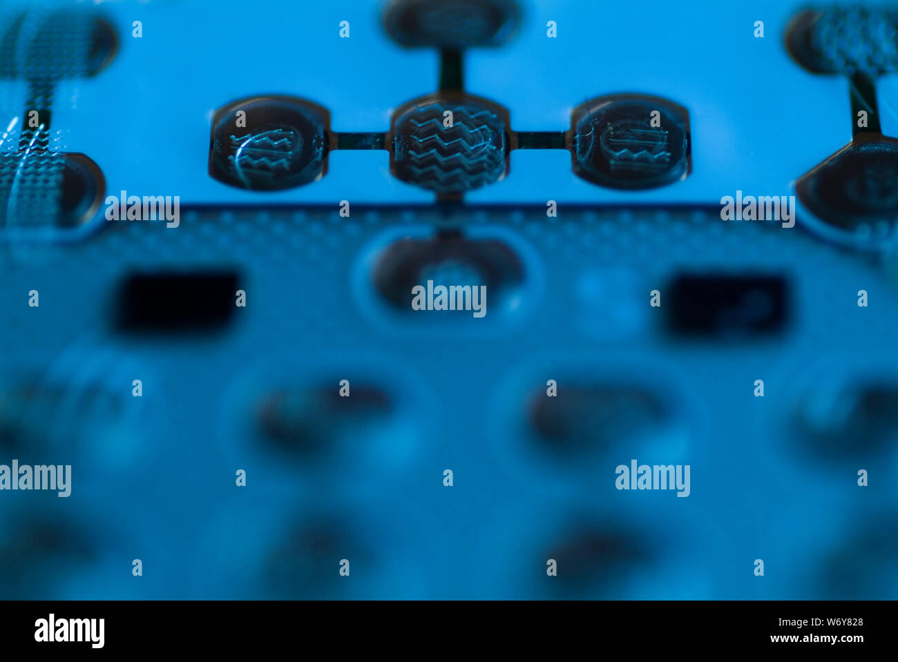 Ein nostalgischer Blick zurück auf ein früheres Modell Tastatur Handy, dass eine neue Ära der Technologie eingeläutet und die versteckten digitale Signaturen in versteckt. Stockfoto